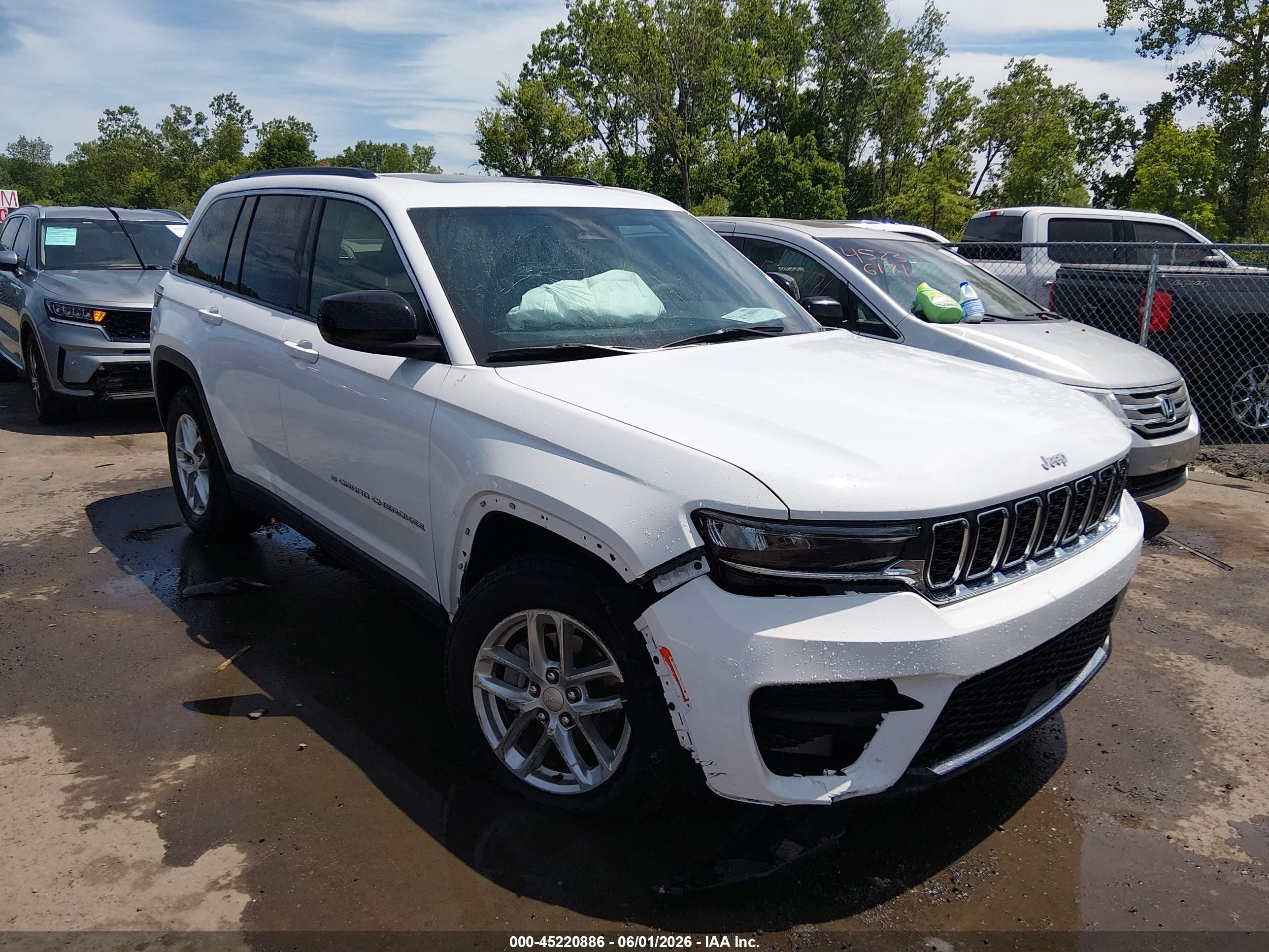 2025 Jeep Grand Cherokee Altitude, VIN 1C4RJHAG8S8782888 — Front end