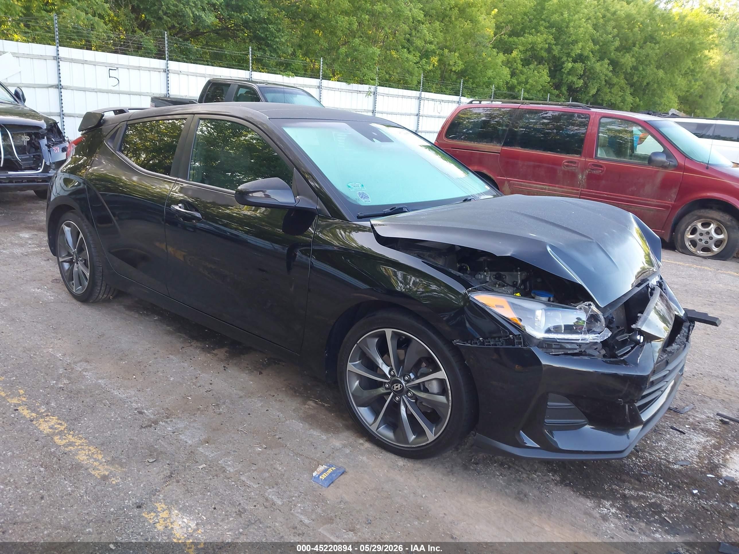 2020 Hyundai Veloster Premium, VIN KMHTG6AF2LU028423 — Перед