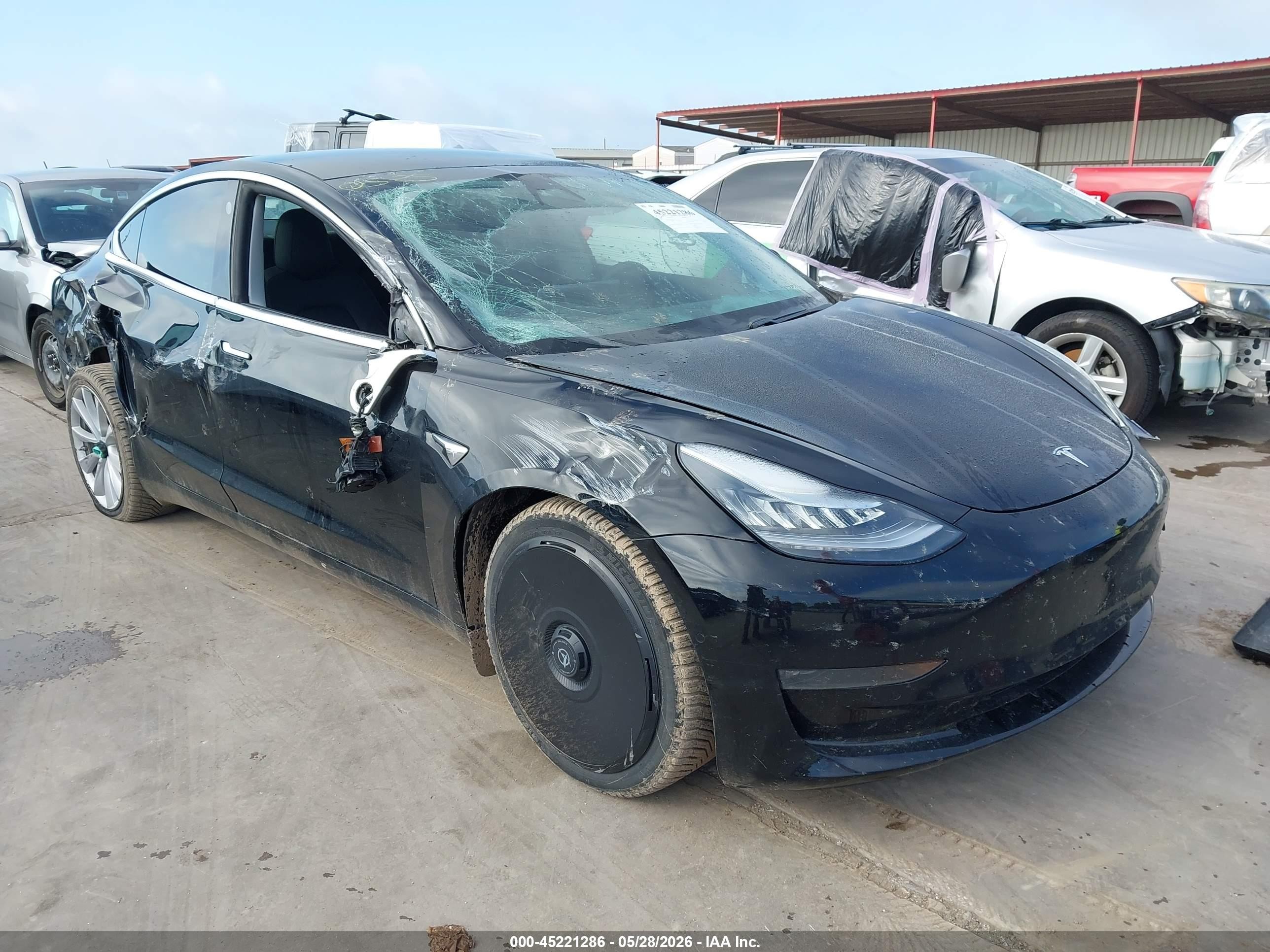 2020 Tesla Model 3 Long Range, VIN 5YJ3E1EB8LF666270 — Бок
