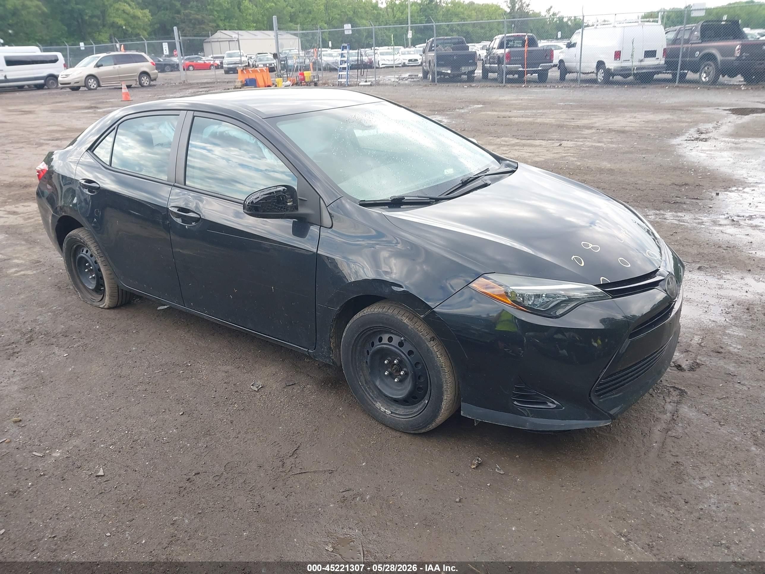 2018 Toyota Corolla LE, VIN 5YFBURHE6JP839143 — Front end