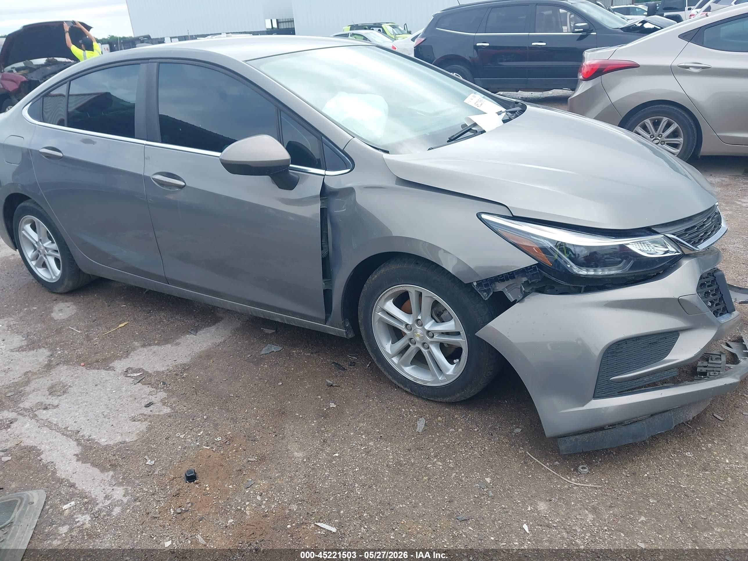 2018 Chevrolet Cruze LT, VIN 1G1BE5SM9J7194844 — Front end