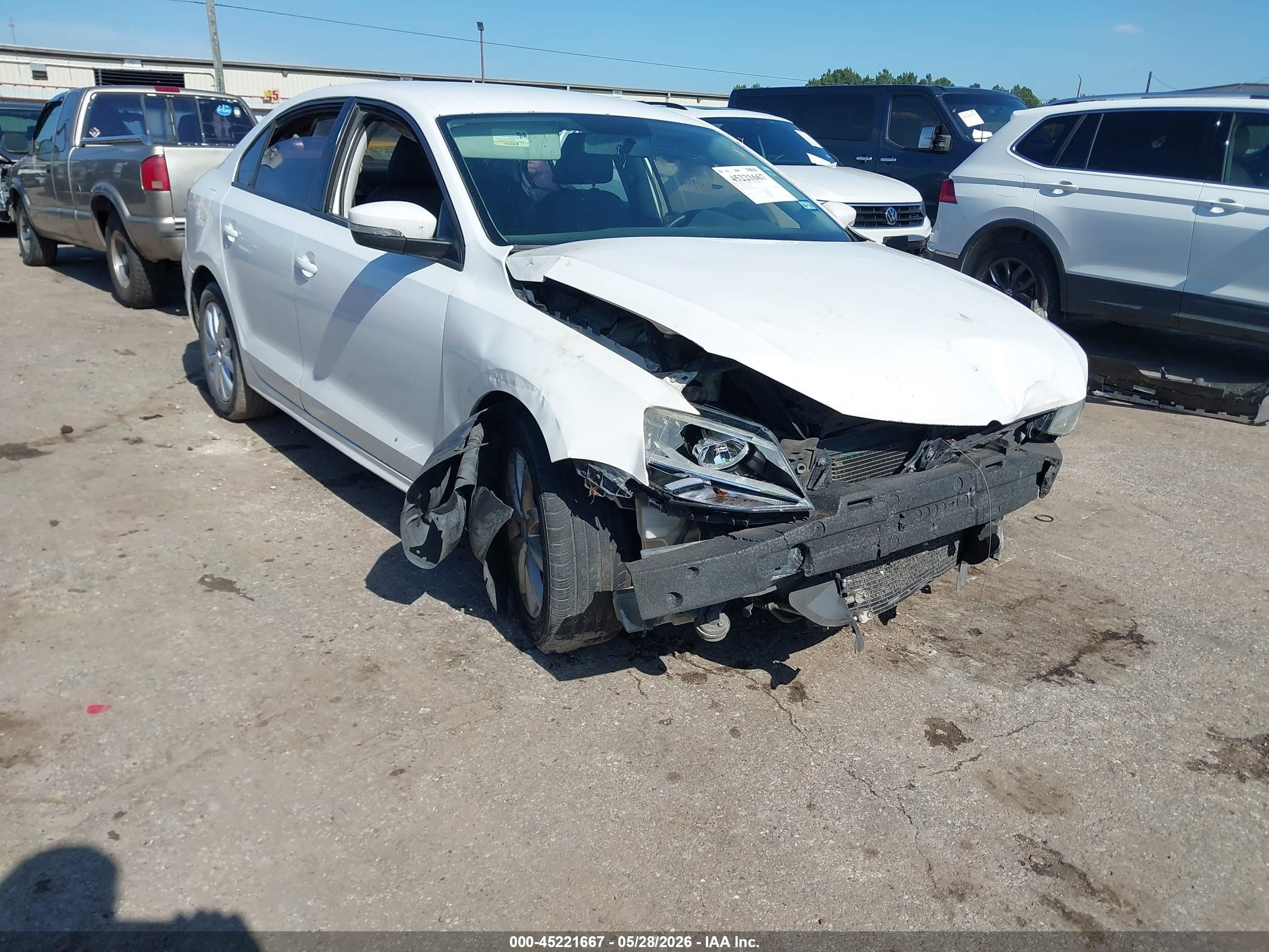 2011 Volkswagen Jetta SE, VIN 3VWDZ7AJ0BM360387 — Front end