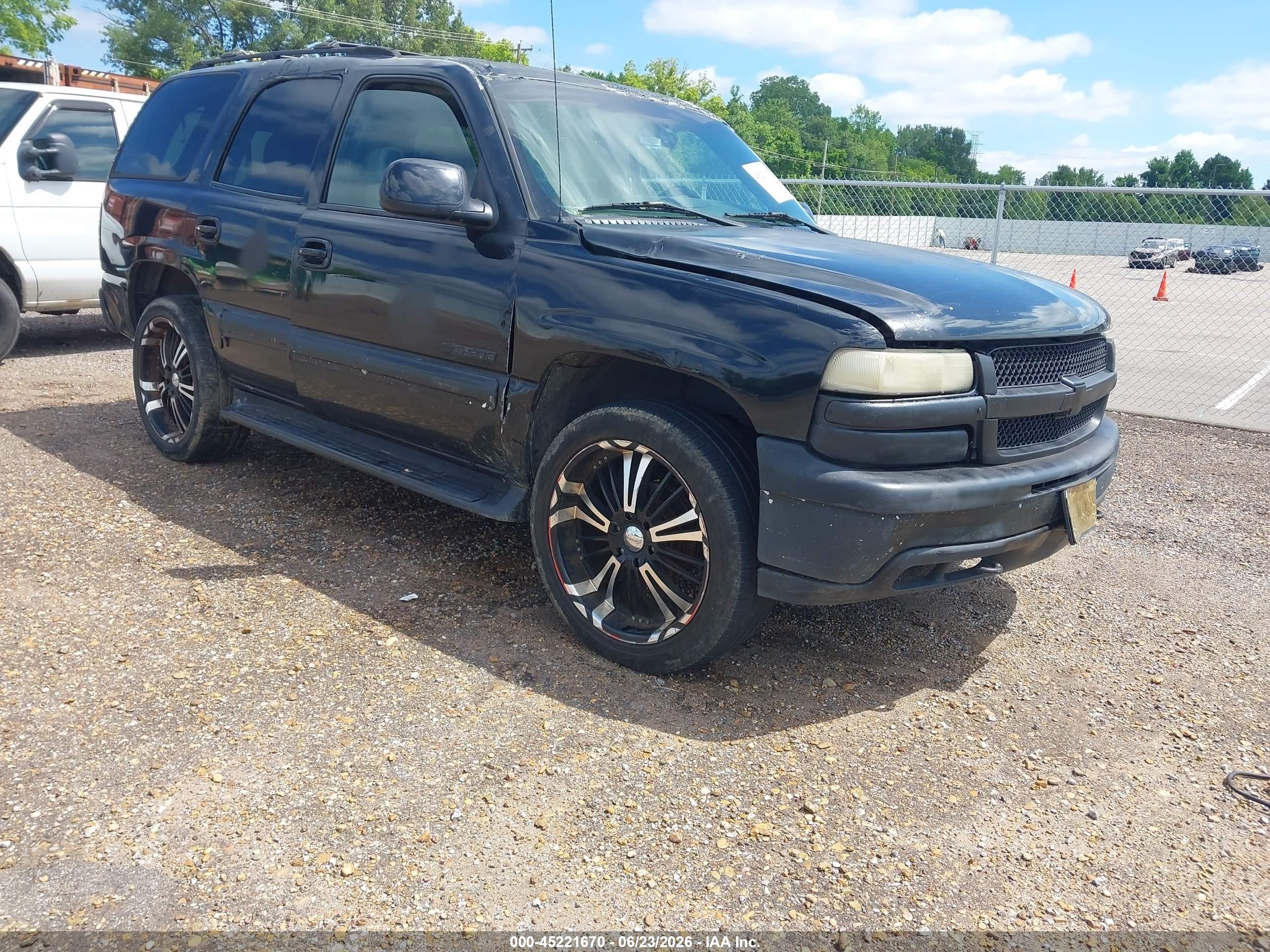 2000 Chevrolet Tahoe LS, VIN 1GNEK13T9YJ190437 — Front end