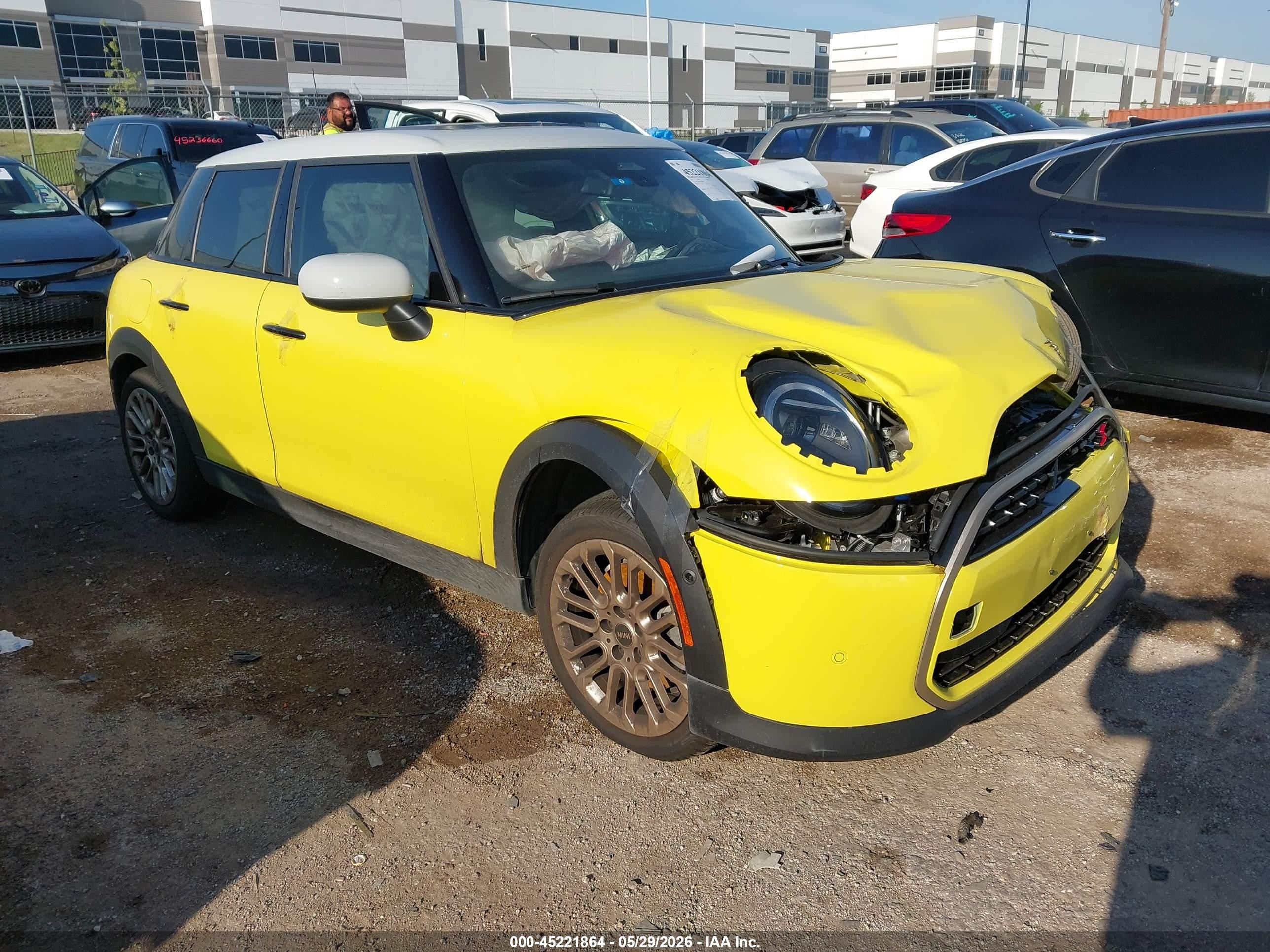 2025 MINI Hardtop 4 Door Cooper S, VIN WMW53GD0XS2X54477 — Перед