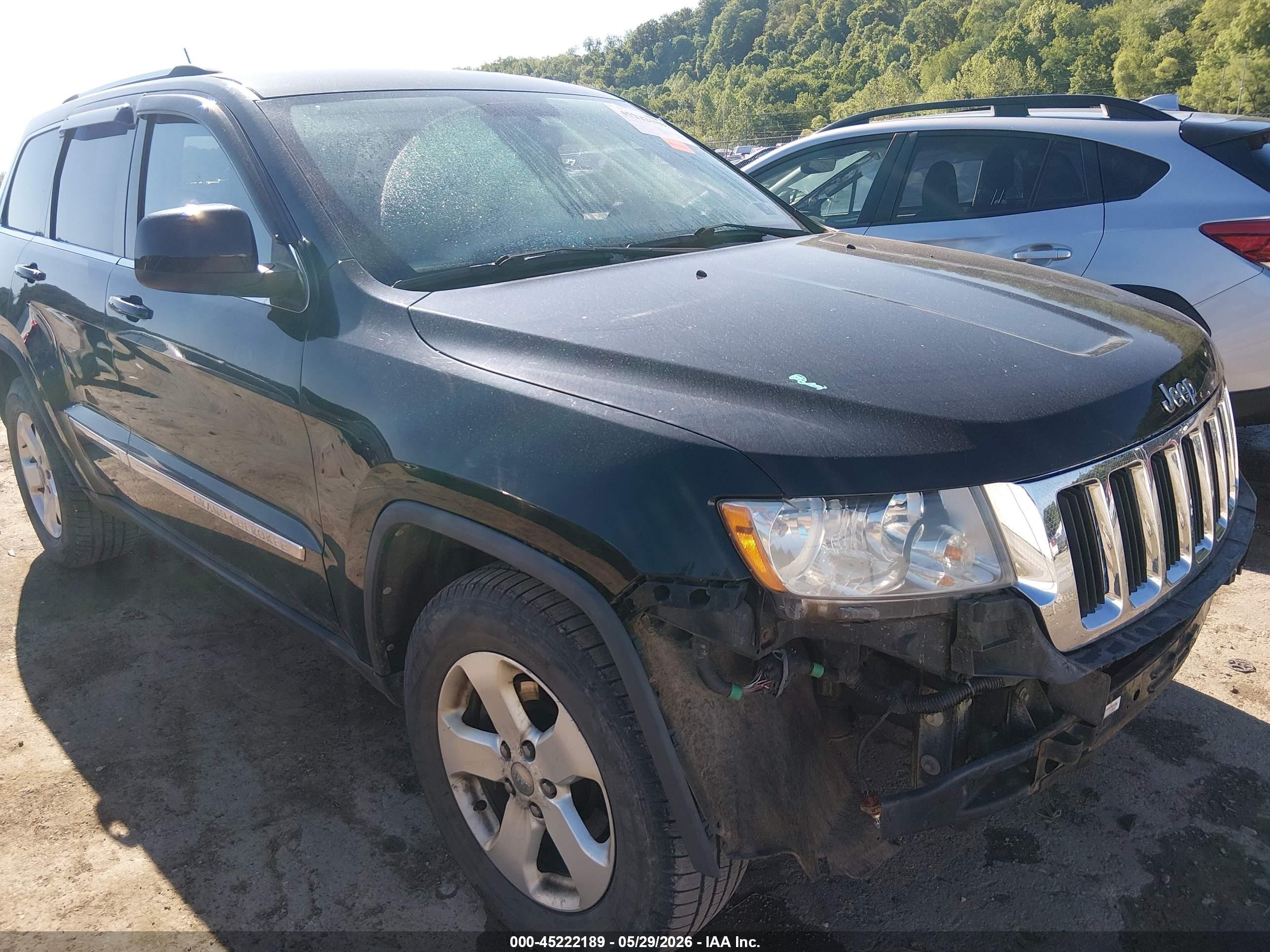 2011 Jeep Grand Cherokee Laredo, VIN 1J4RR4GT5BC504642 — Front end