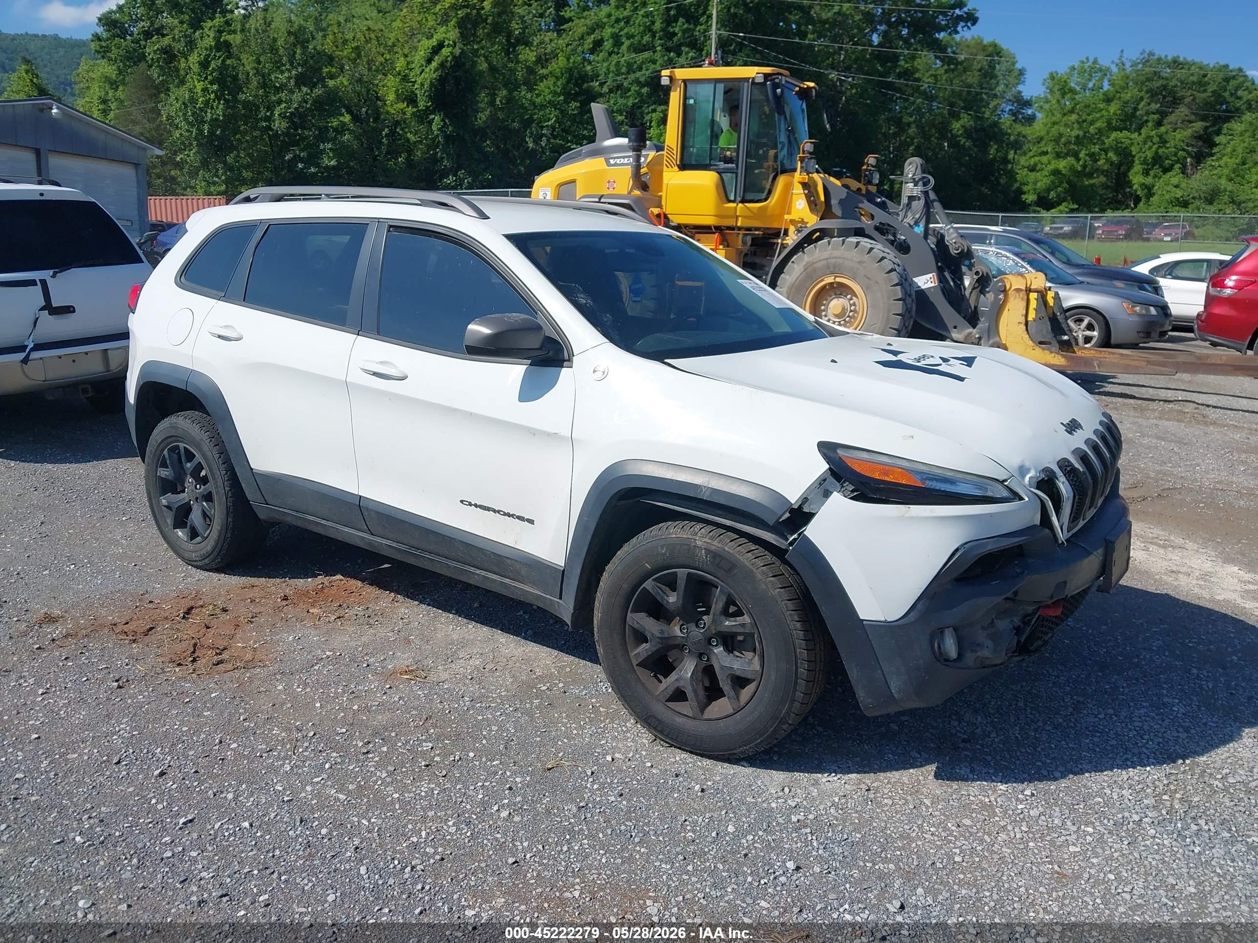 2016 Jeep Cherokee Trailhawk, VIN 1C4PJMBS8GW145361 — Front end