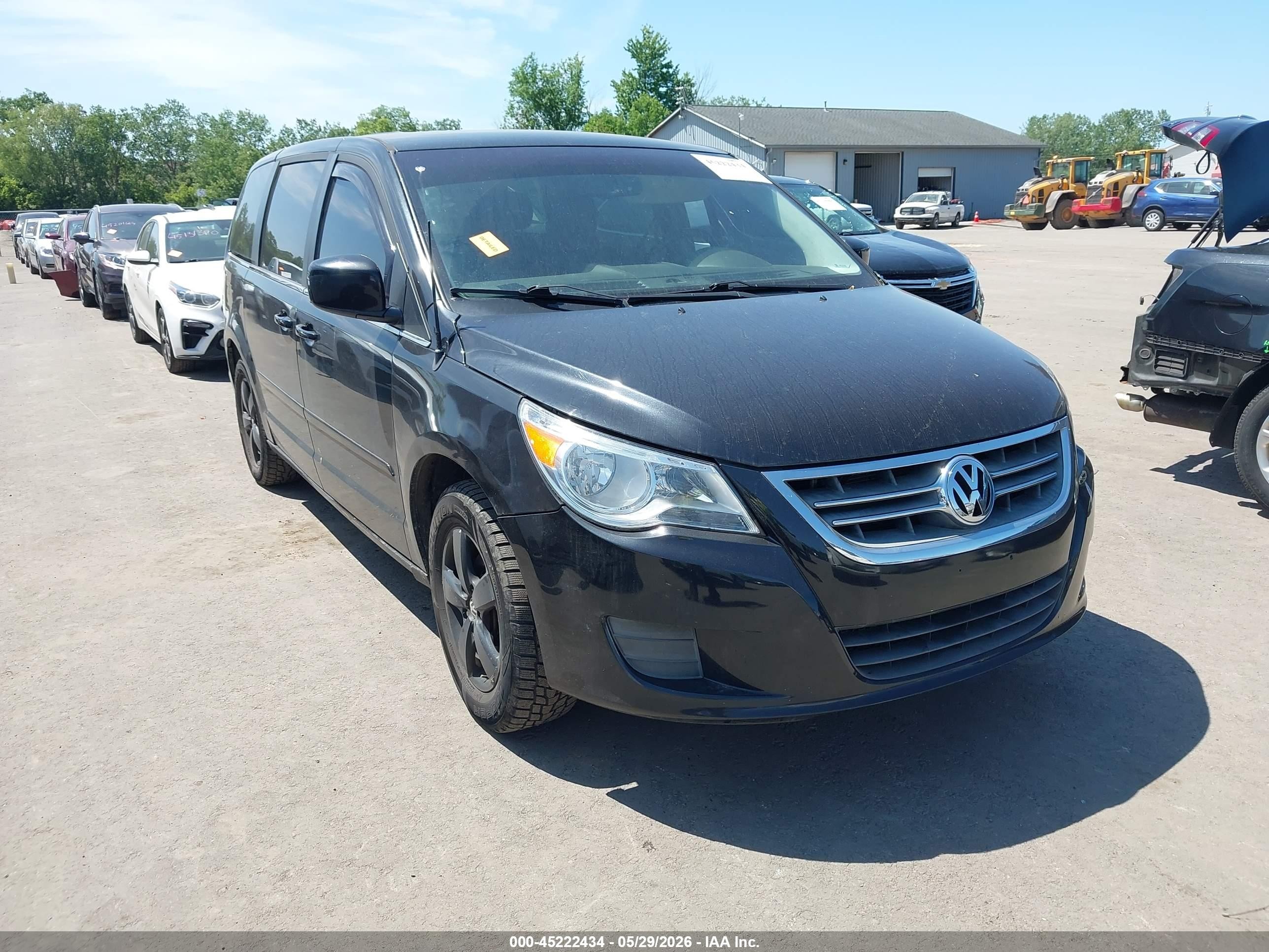 2010 Volkswagen Routan SE, VIN 2V4RW3D10AR242424 — Side