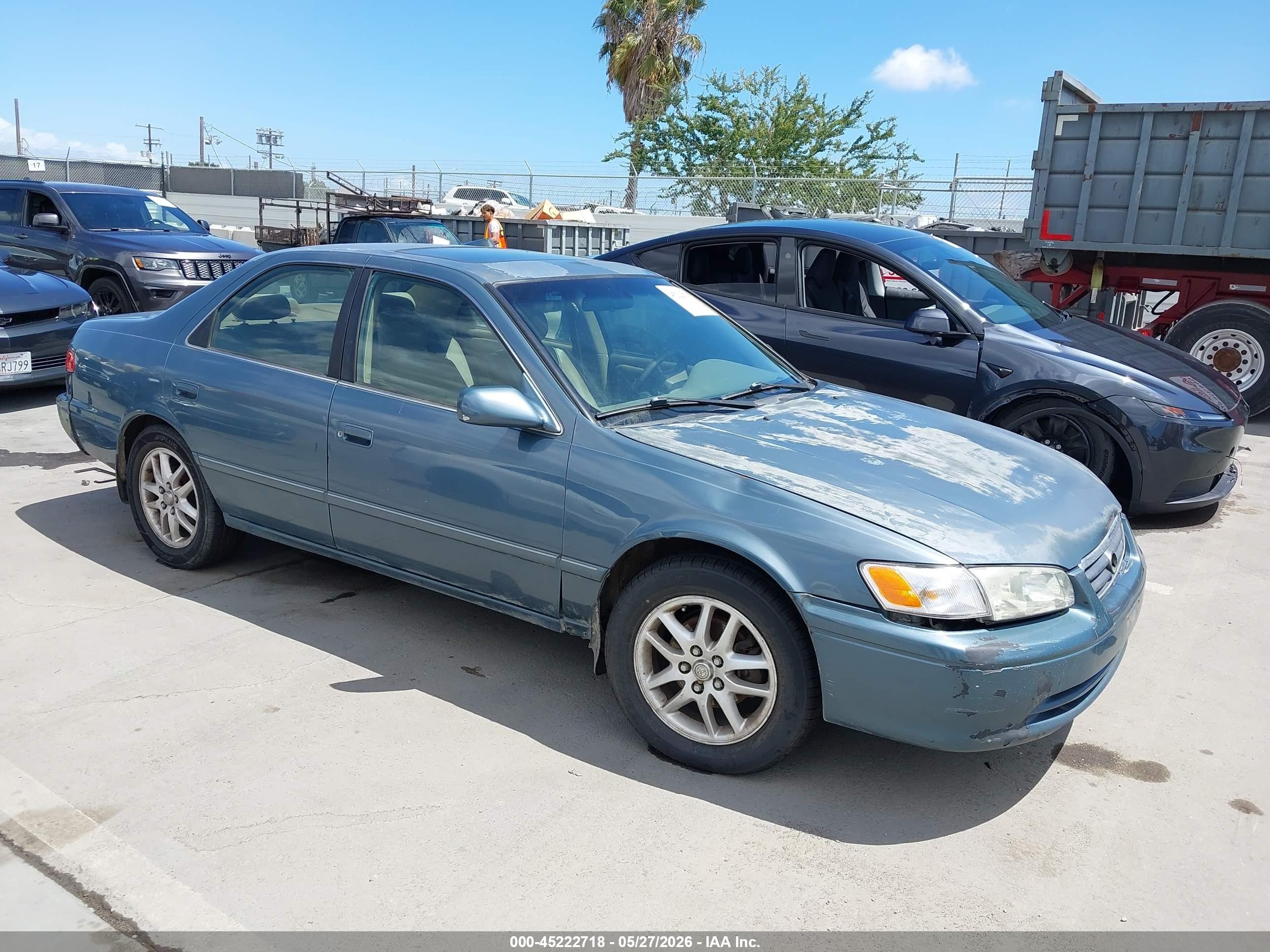 2000 Toyota Camry LE, VIN JT2BF28K5Y0257264 — Front end