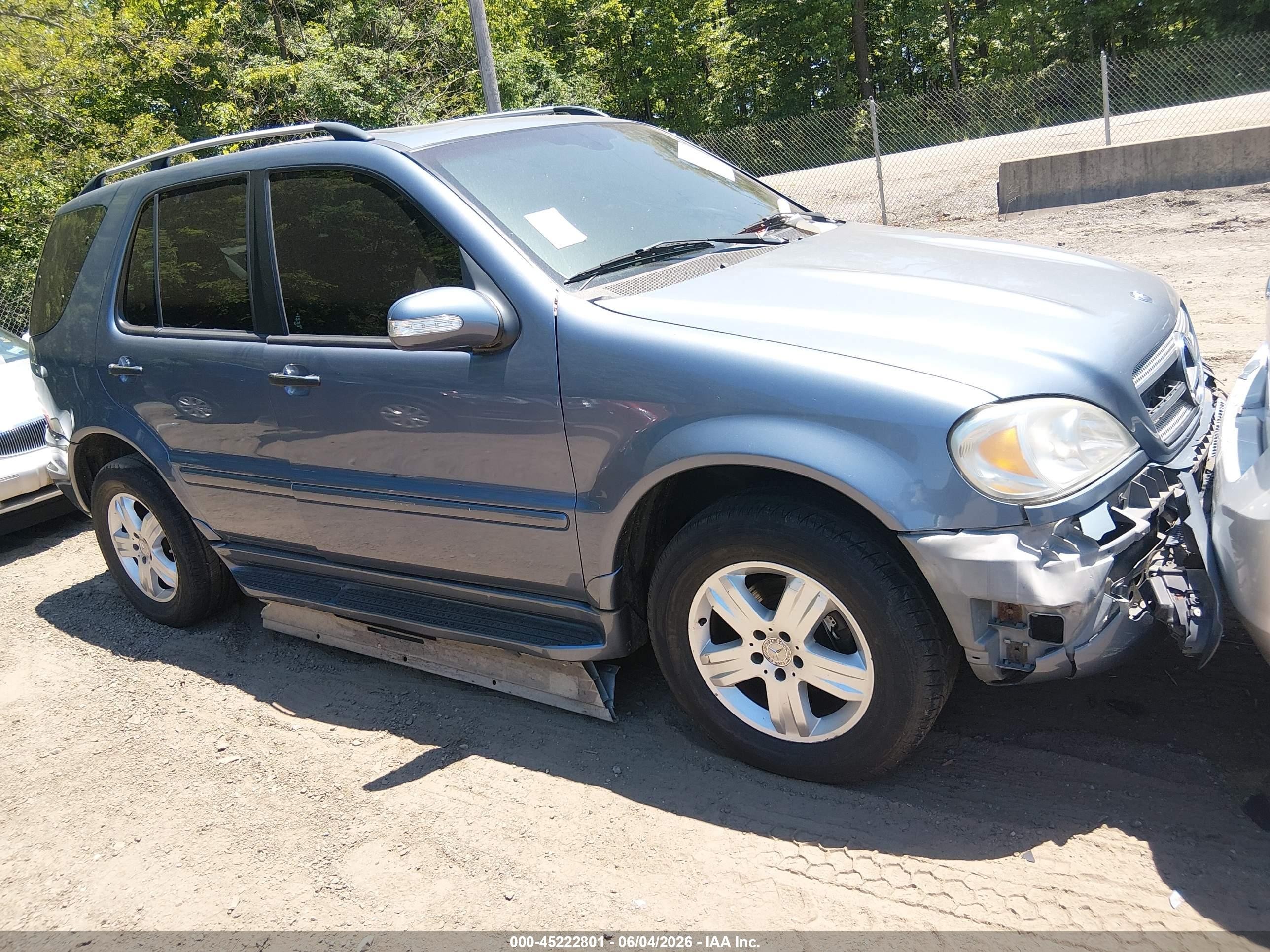 2005 Mercedes-Benz M 350, VIN 4JGAB57E05A556061 — Front end