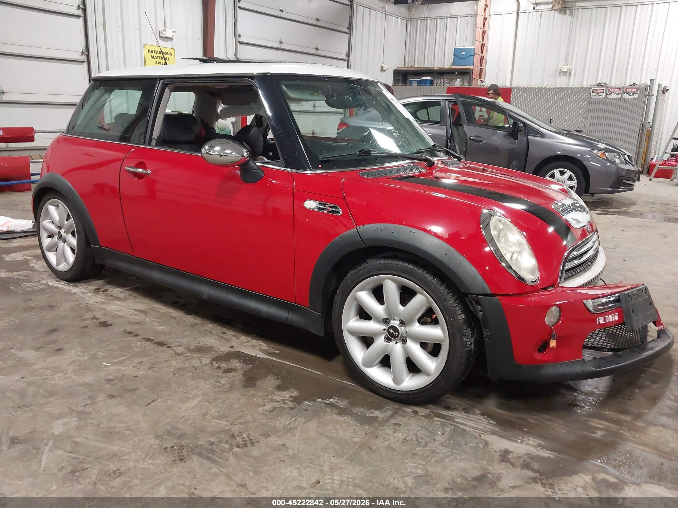 2005 MINI Hardtop S, VIN WMWRE33585TG97909 — Бок