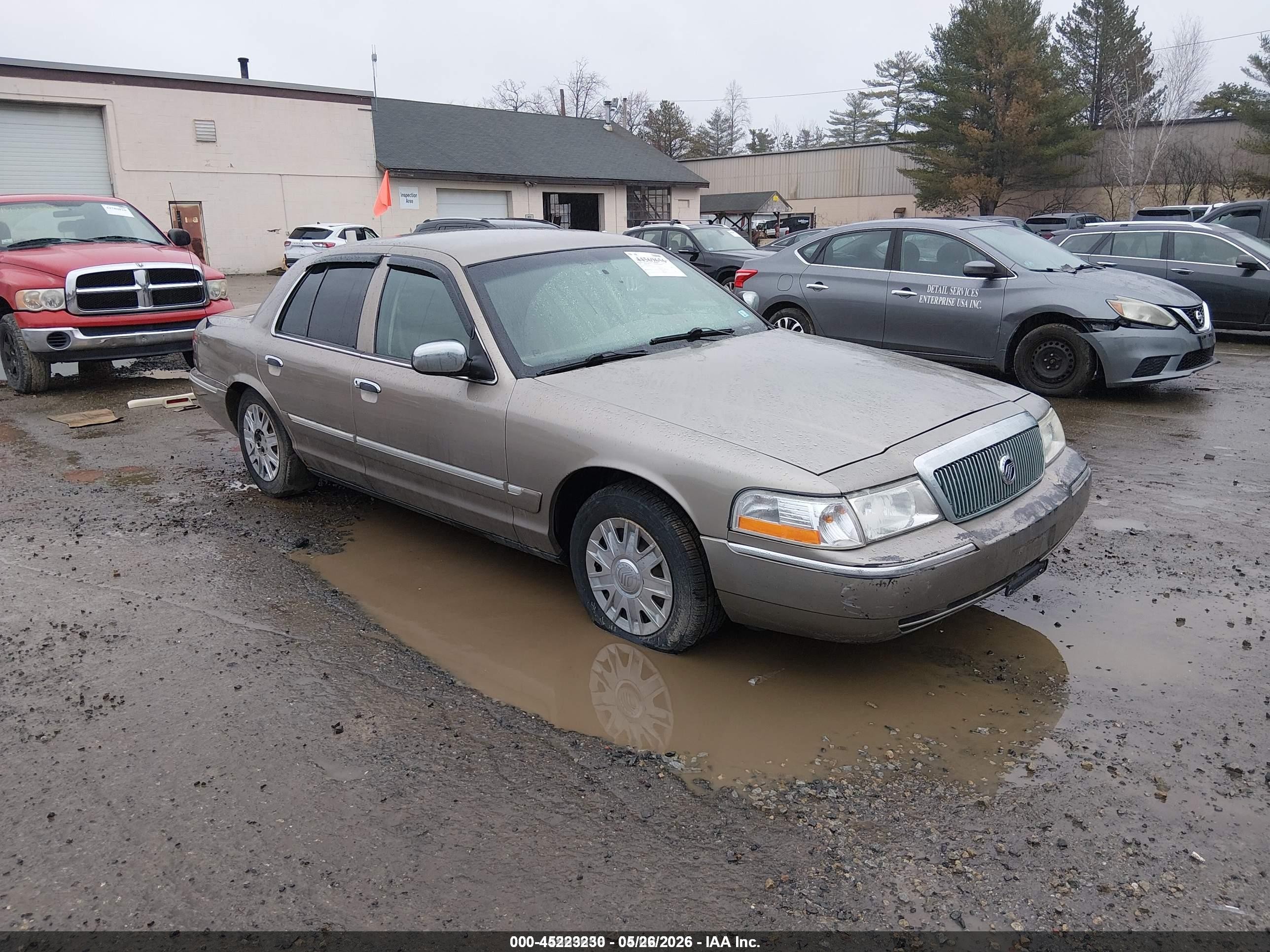 2005 Mercury Grand Marquis GS, VIN 2MEFM74W05X602085 — Бок