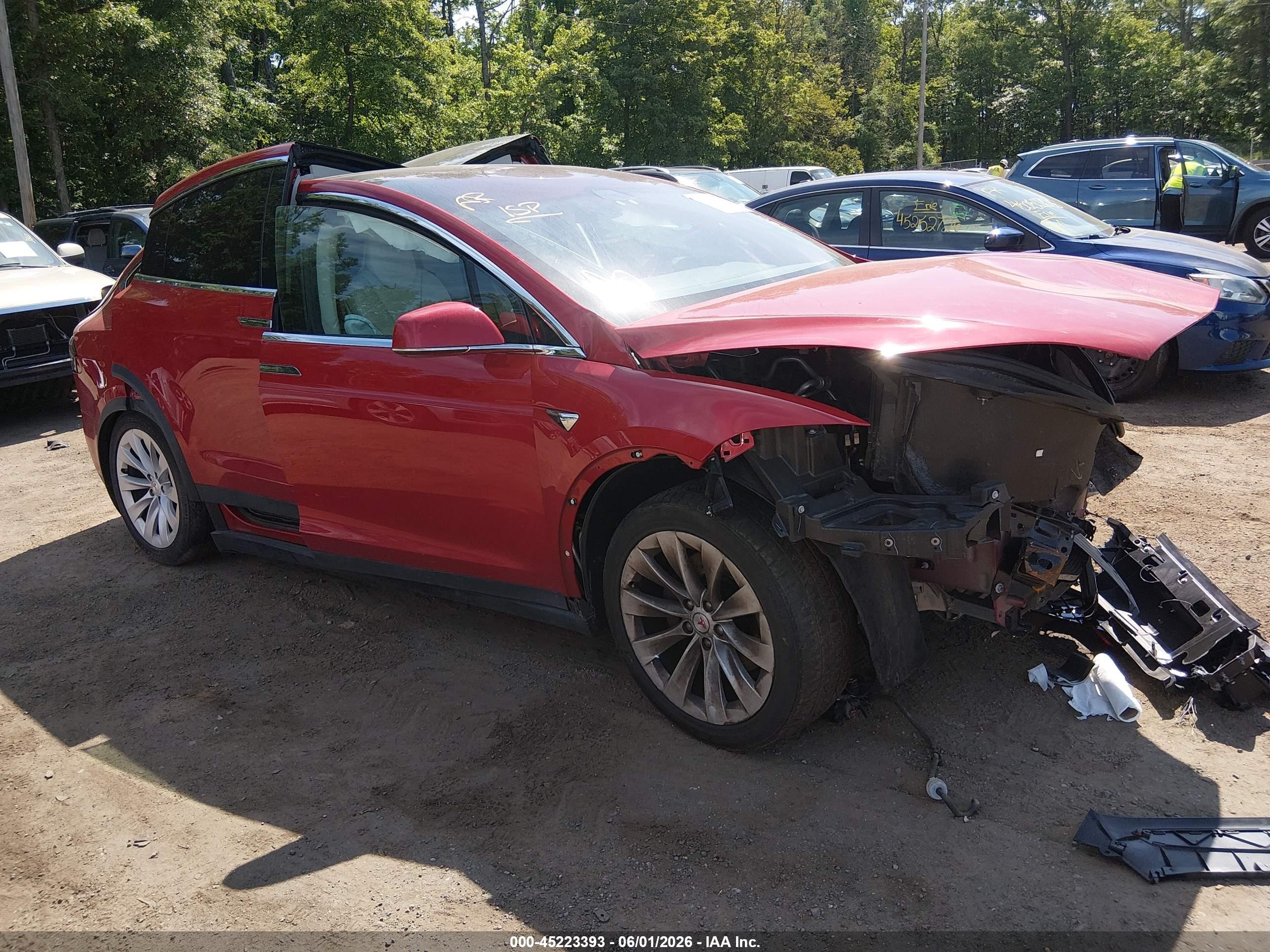 2018 Tesla Model X 75D, VIN 5YJXCAE29JF116046 — Front end