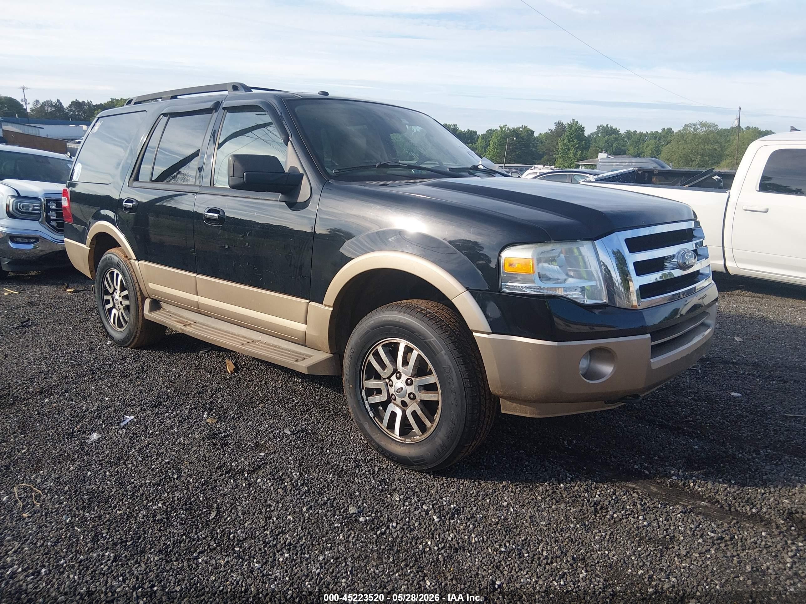 2011 Ford Expedition XLT, VIN 1FMJU1J55BEF53351 — Front end