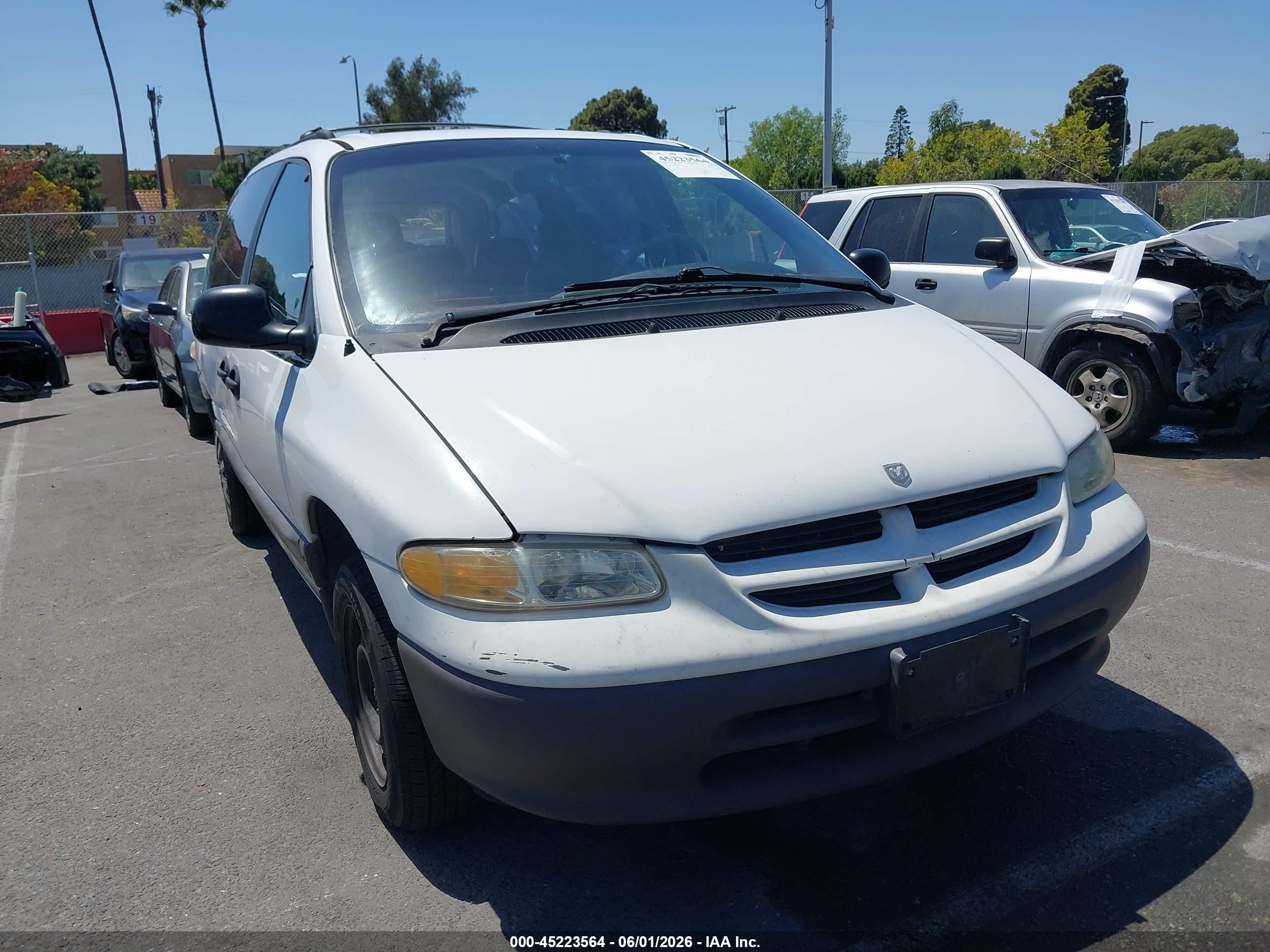 1998 Dodge Caravan SE, VIN 1B4GP44R9WB747715 — Зад