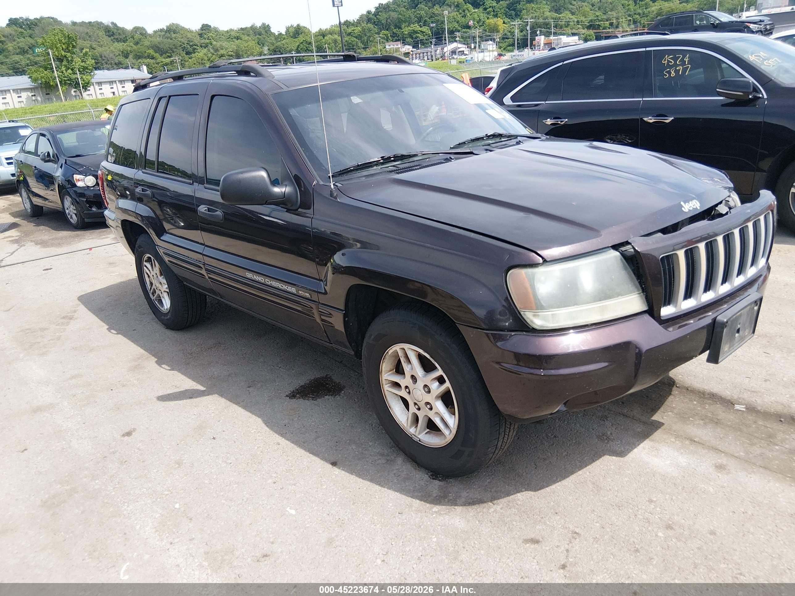 2004 Jeep Grand Cherokee Laredo, VIN 1J4GW48N64C211934 — Front end