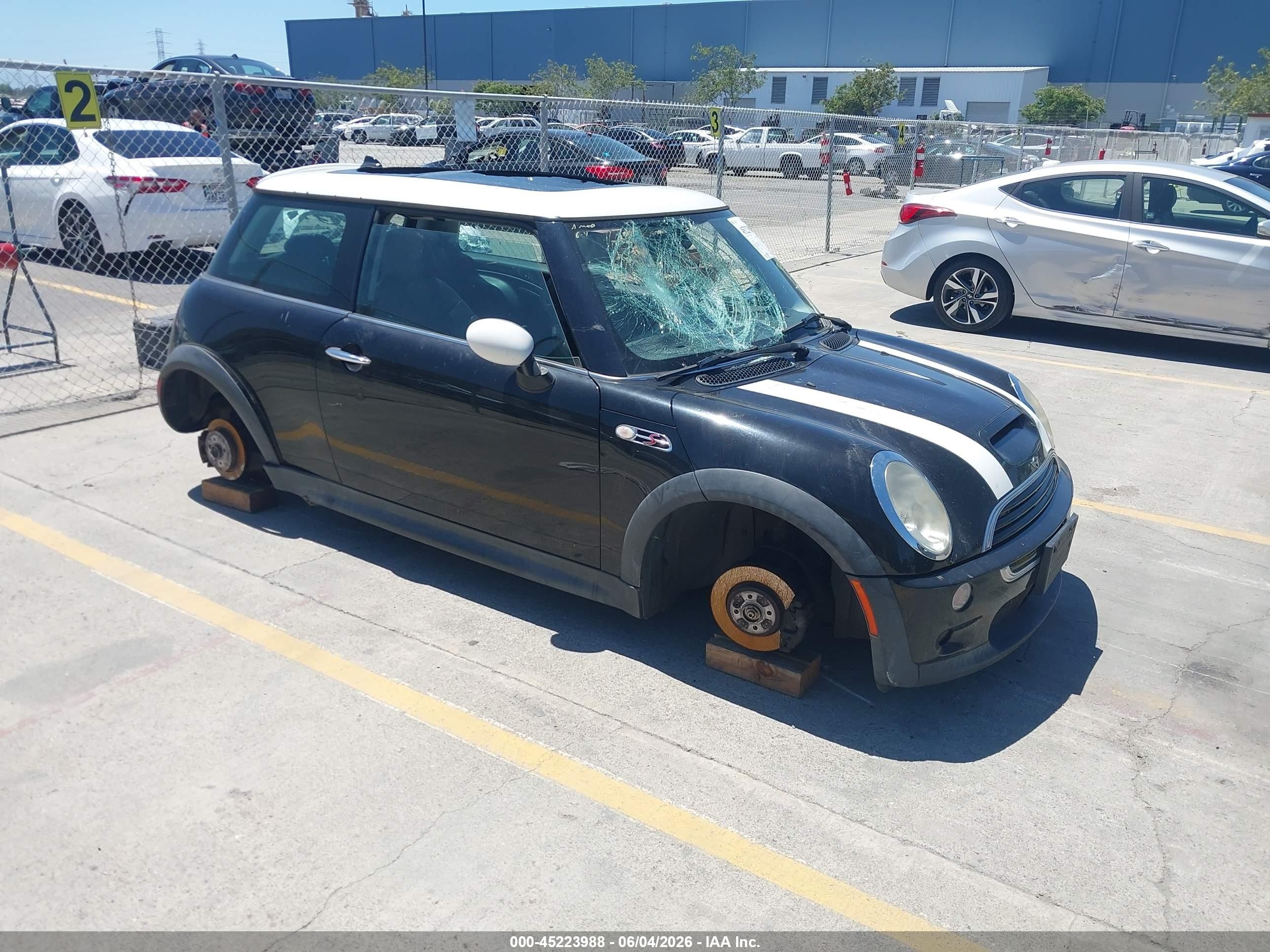 2004 MINI Hardtop S, VIN WMWRE33434TD79265 — Бок