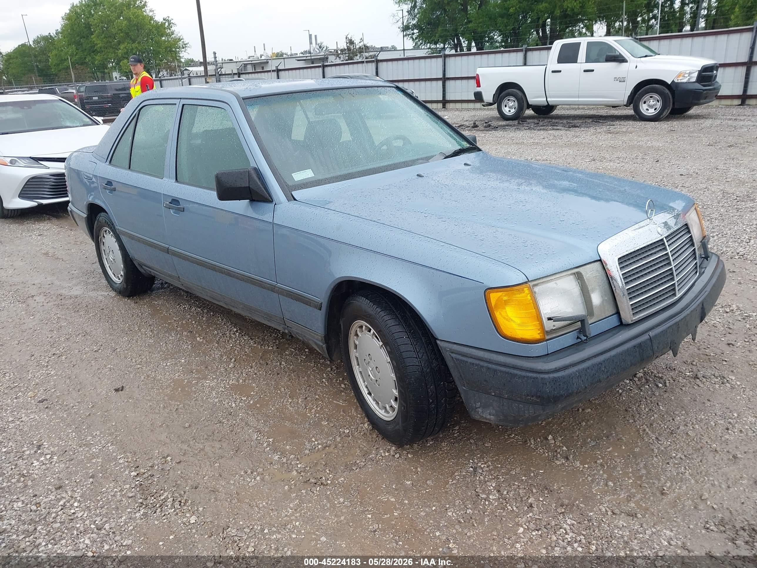1989 Mercedes-Benz 260, VIN WDBEA26D6KA994299 — Front end
