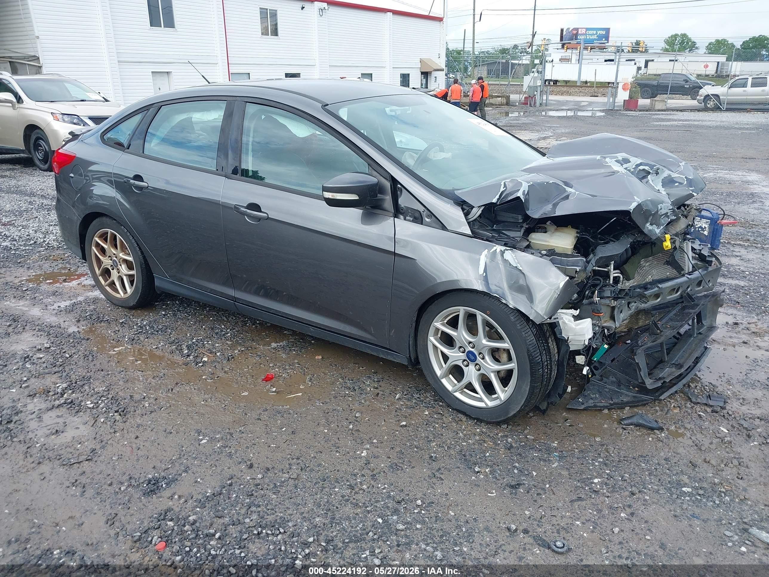 2015 Ford Focus SE, VIN 1FADP3F26FL214771 — Front end