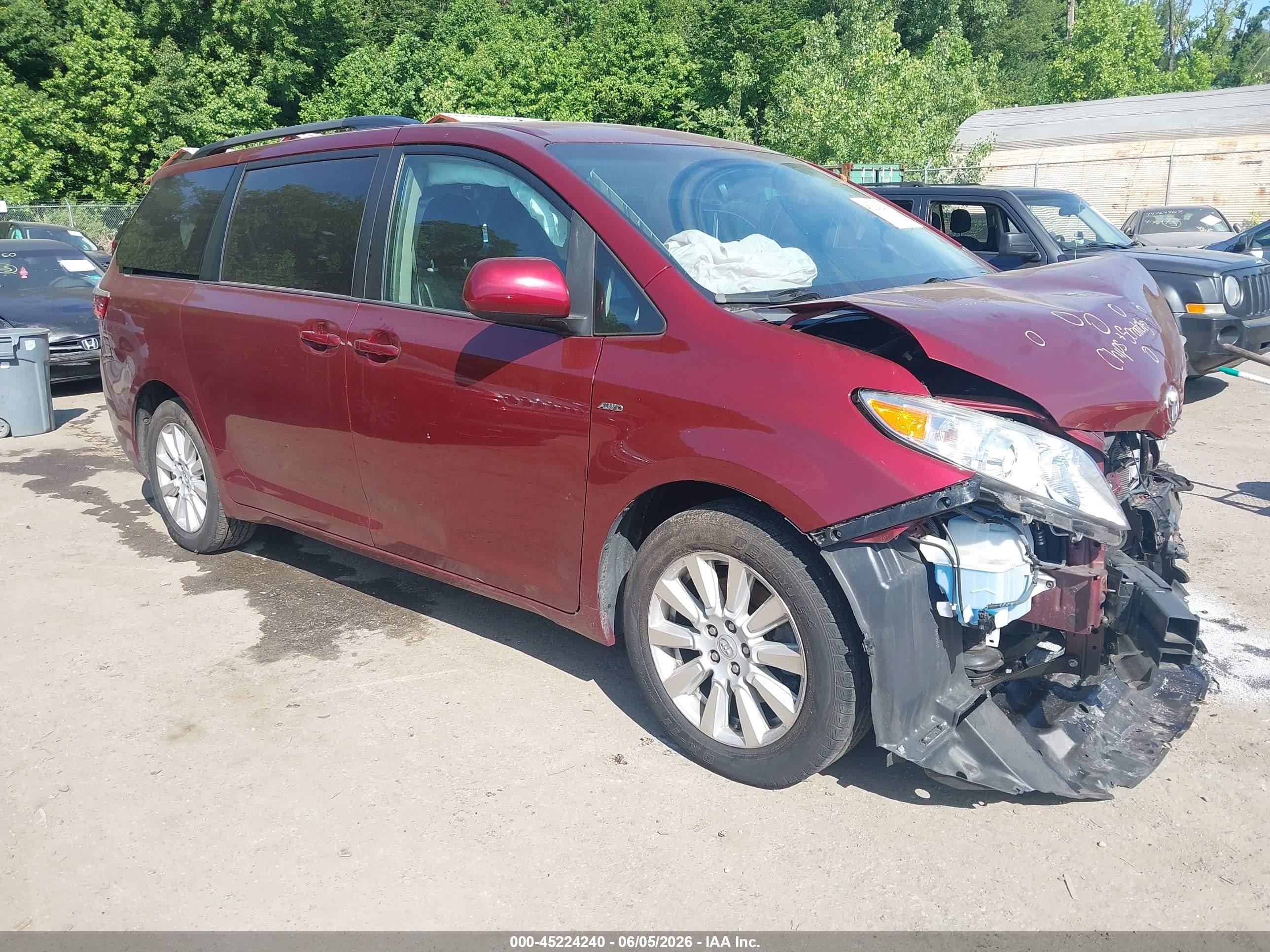 2017 Toyota Sienna LE, VIN 5TDJZ3DC3HS163427 — Front end