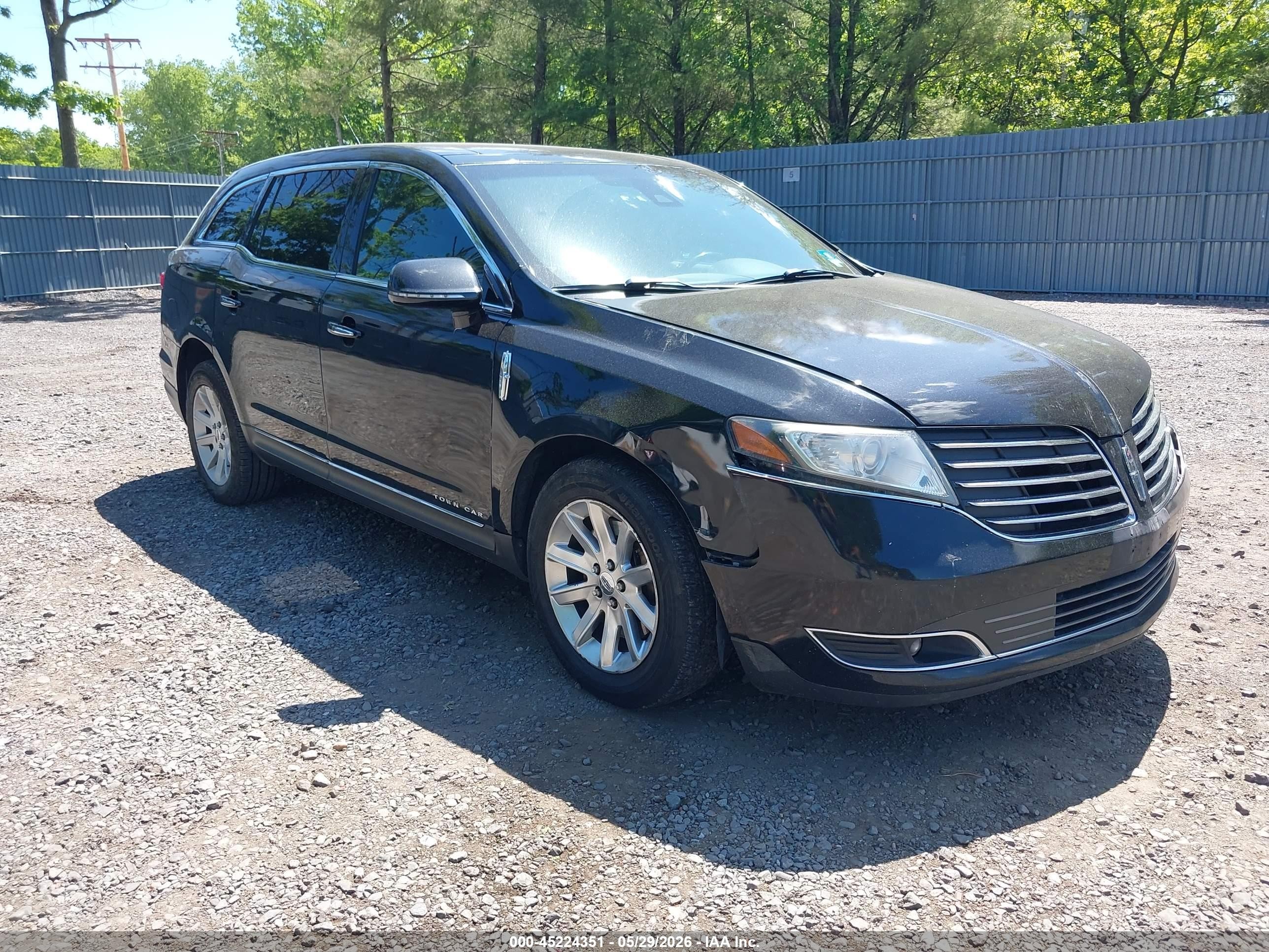 2018 Lincoln MKT, VIN 2LMHJ5NK3JBL00137 — Бок