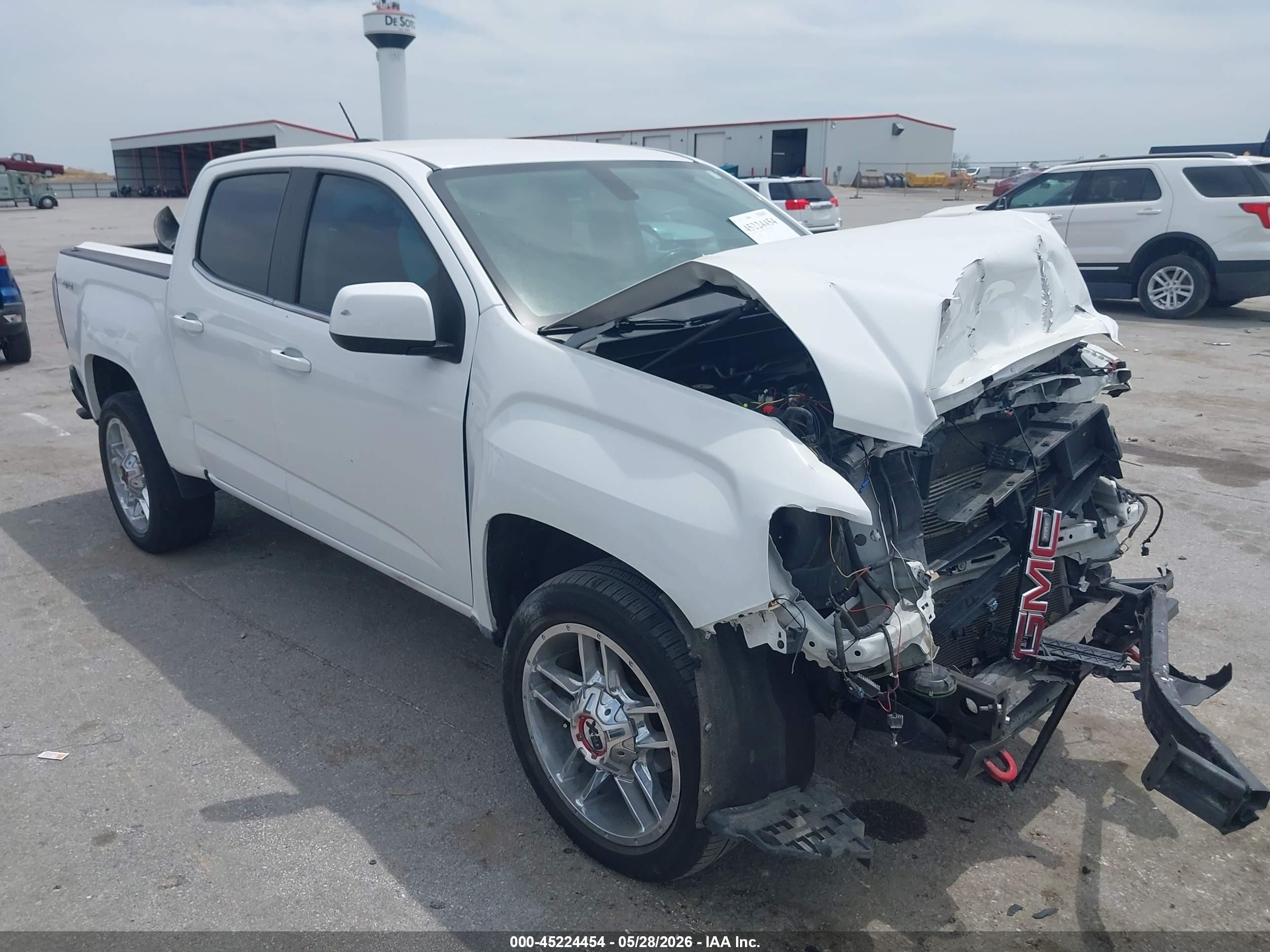 2018 GMC Canyon 4WD All Terrain, VIN 1GTG6CEN2J1161223 — Front end
