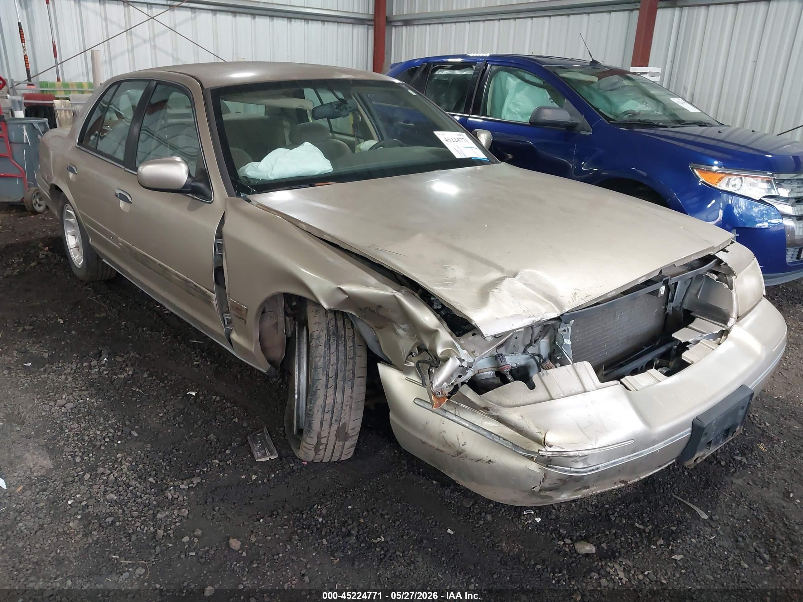 2000 Ford Crown Victoria LX, VIN 2FAFP74W1YX144530 — Front end
