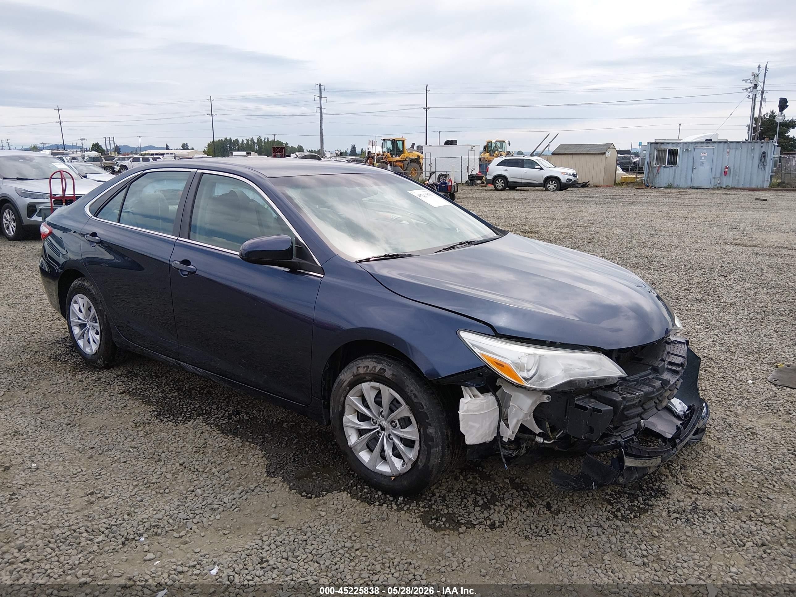 2015 Toyota Camry LE, VIN 4T4BF1FK5FR476365 — Перед
