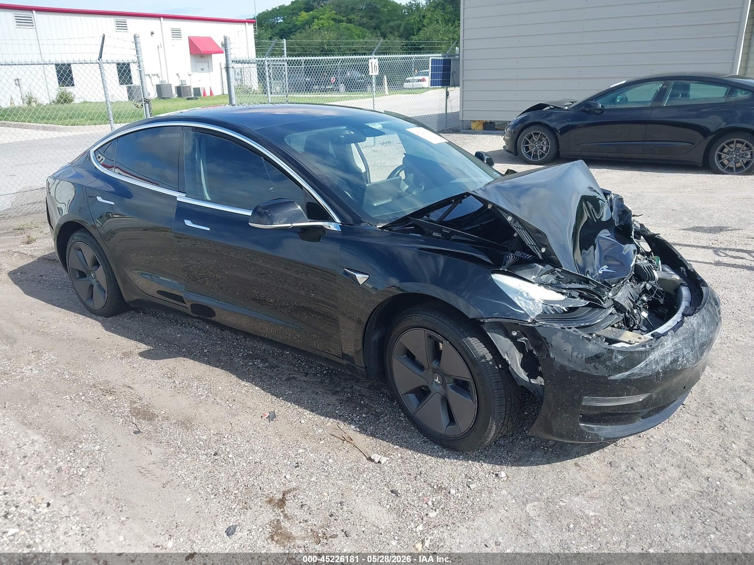 2019 Tesla Model 3 Mid Range, VIN 5YJ3E1EA7KF297598 — Перед