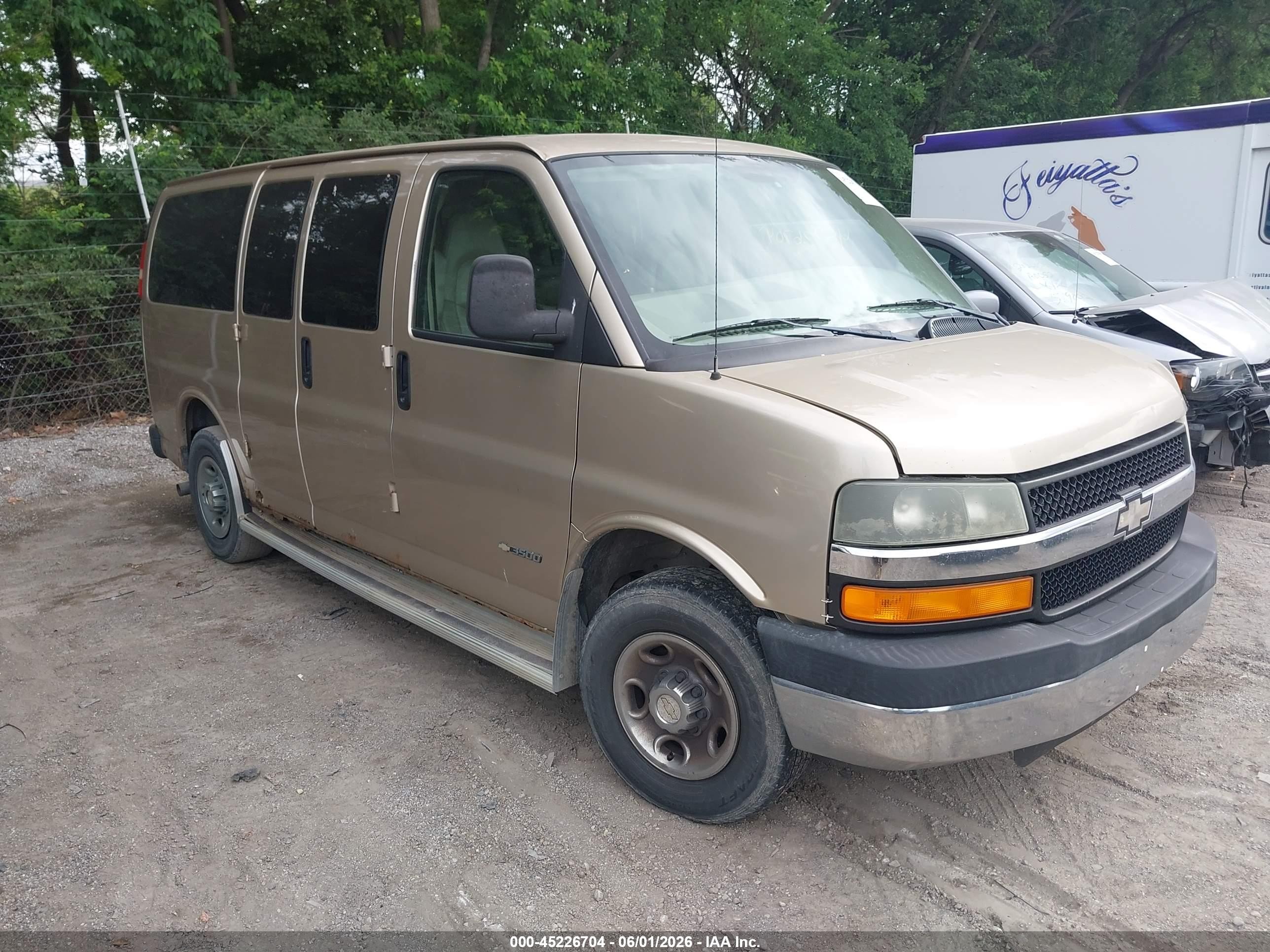 2005 Chevrolet Express Passenger, VIN 1GAHG35UX51267670 — Front end
