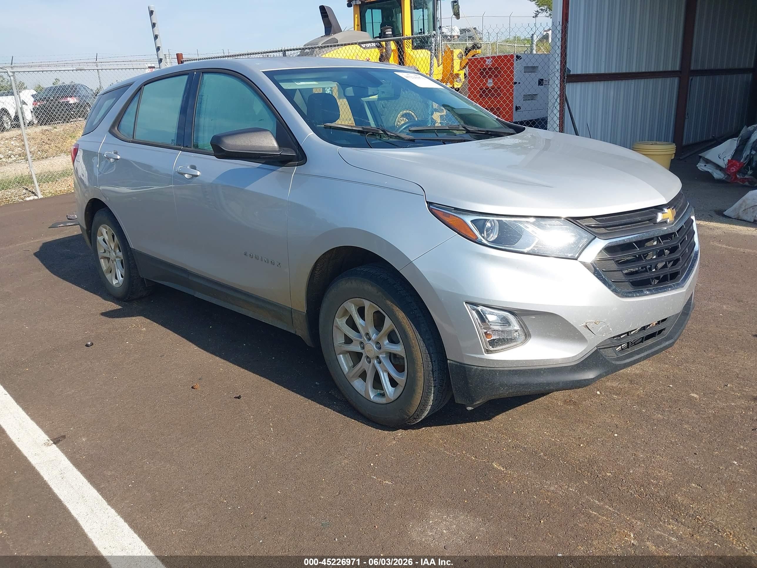 2018 Chevrolet Equinox LS, VIN 2GNAXHEV2J6128078 — Front end
