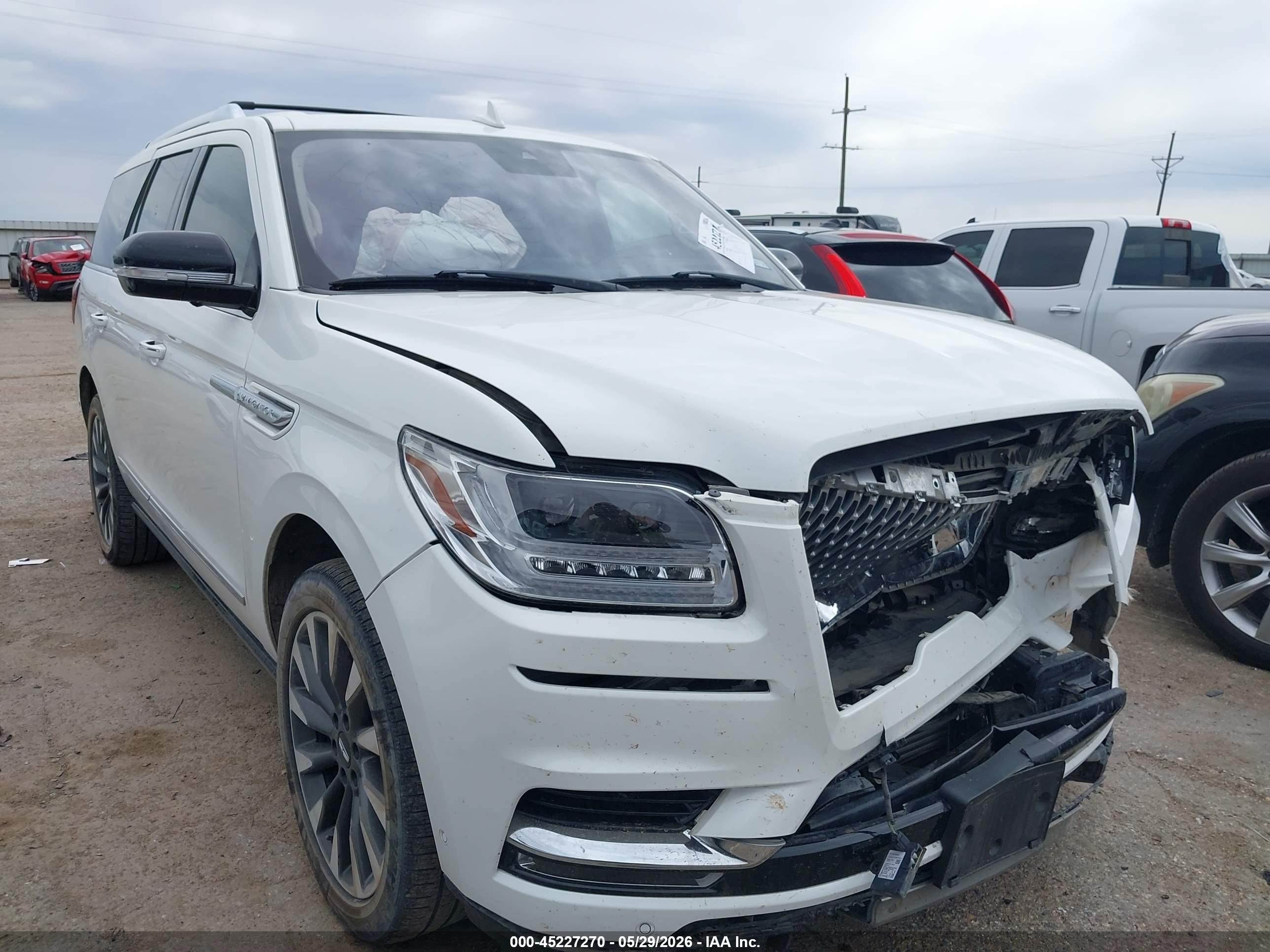 2020 Lincoln Navigator Reserve, VIN 5LMJJ2LT5LEL01284 — Front end