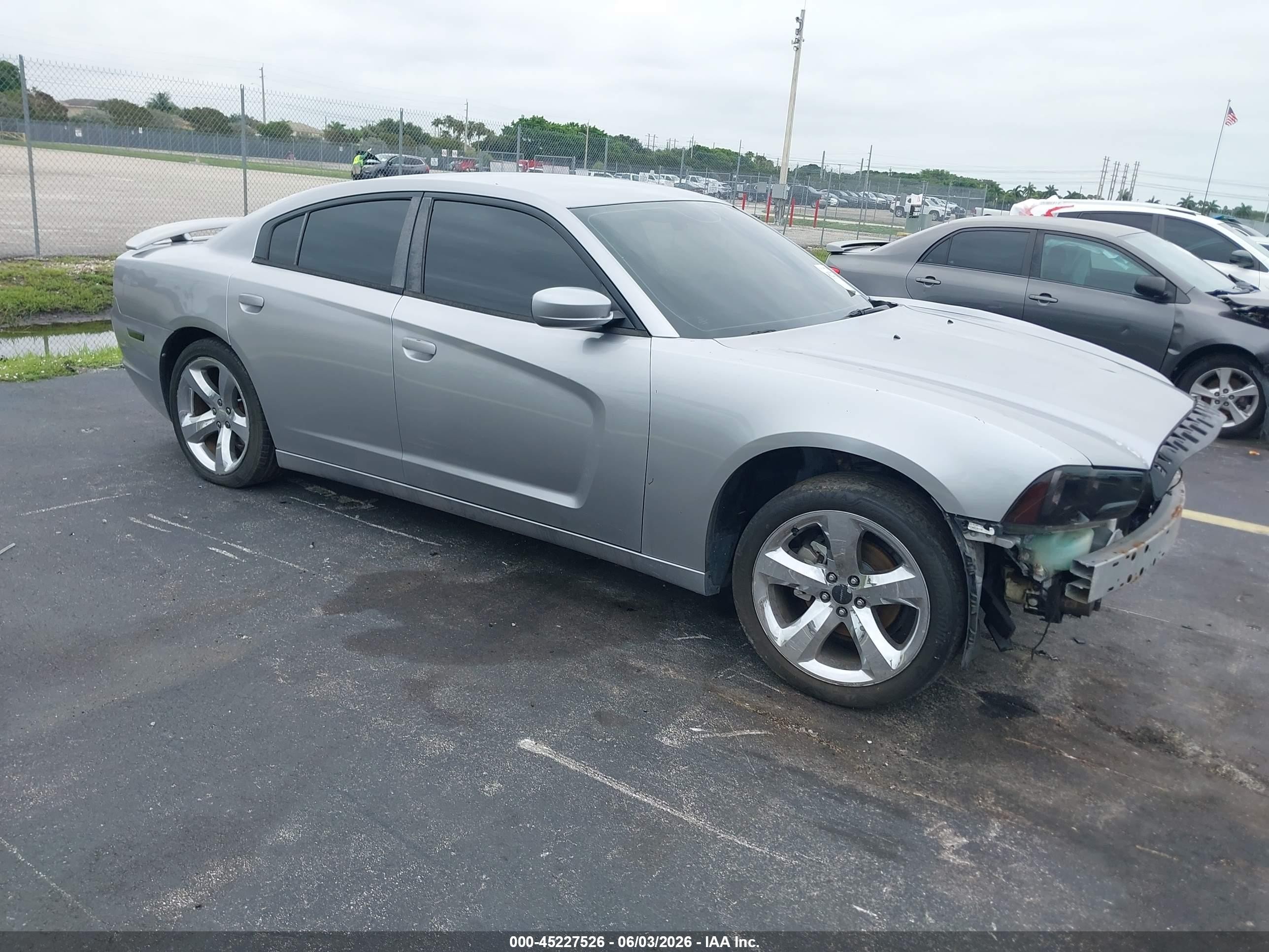 2013 Dodge Charger SXT, VIN 2C3CDXHGXDH584084 — Side