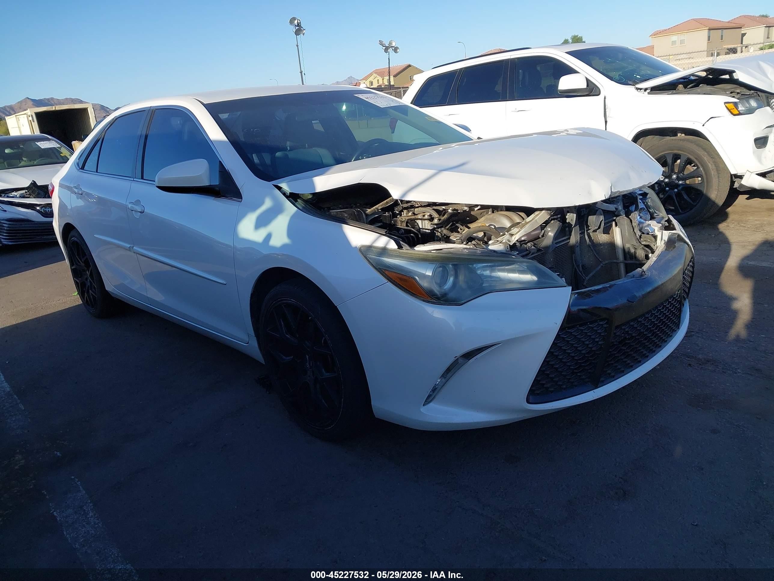 2016 Toyota Camry SE, VIN 4T1BF1FK3GU587749 — Front end