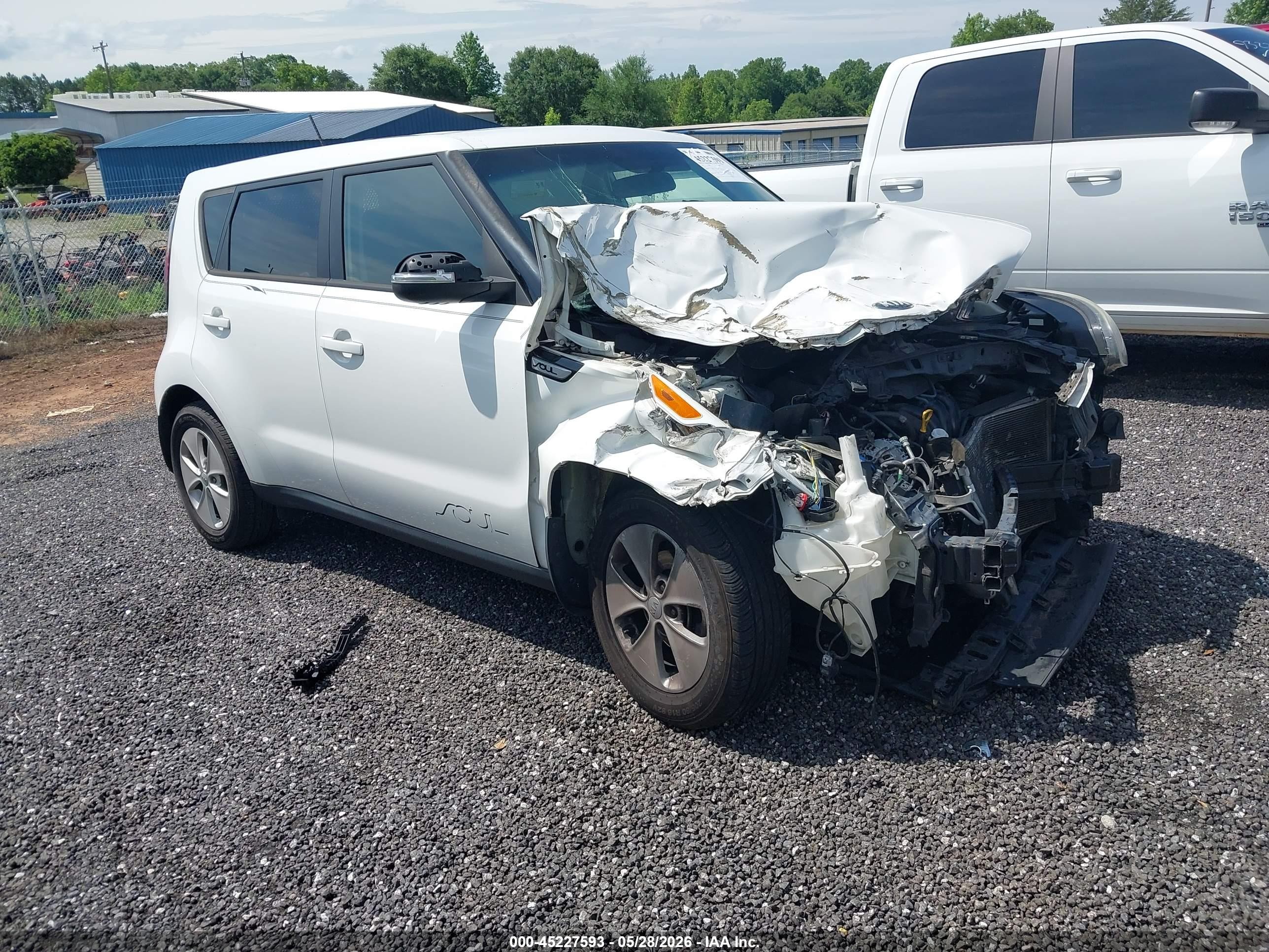 2015 Kia Soul, VIN KNDJN2A25F7223863 — Front end