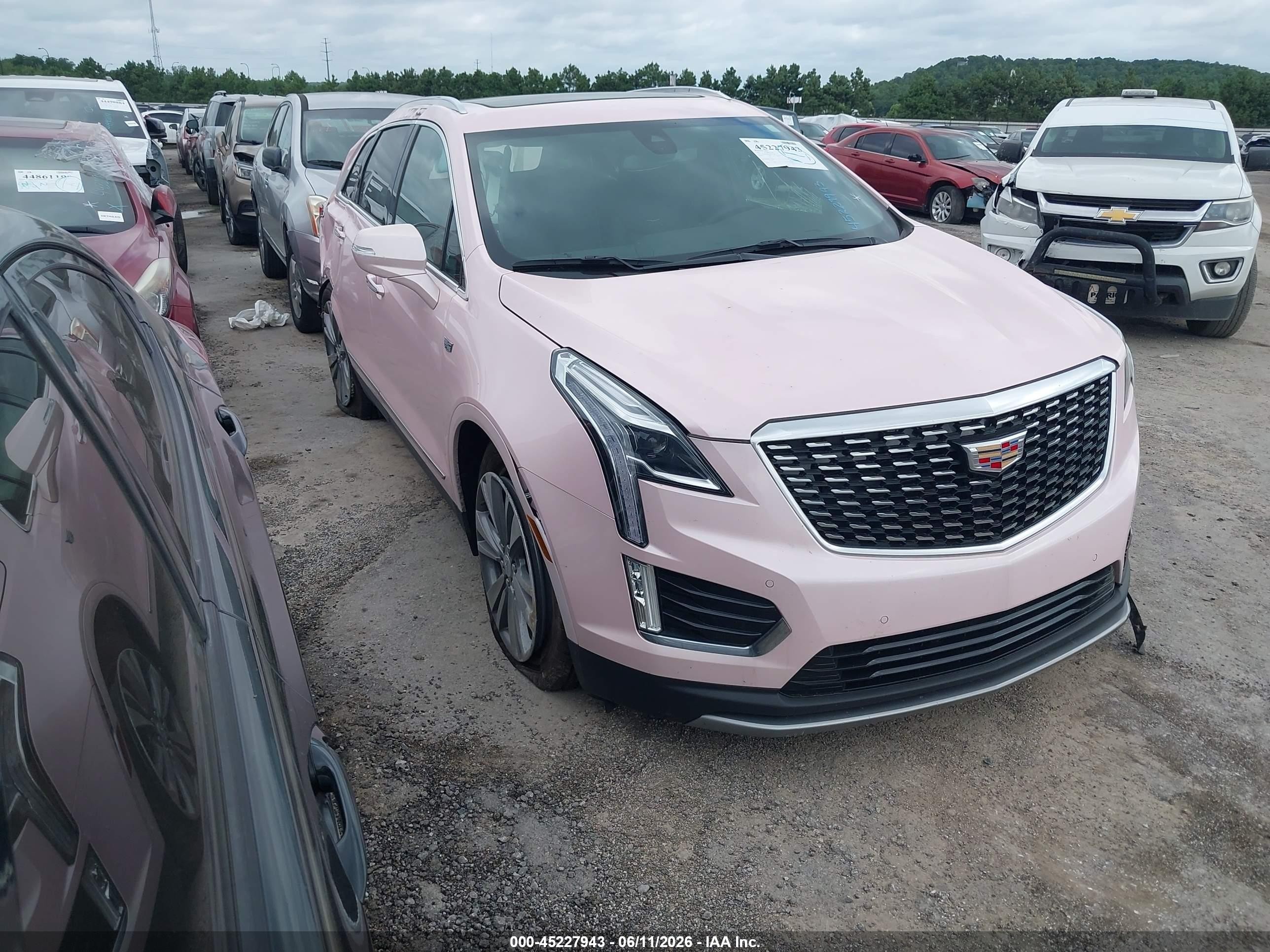 2025 Cadillac XT5 FWD Premium Luxury, VIN 1GYKNCR45SZ116188 — Бок