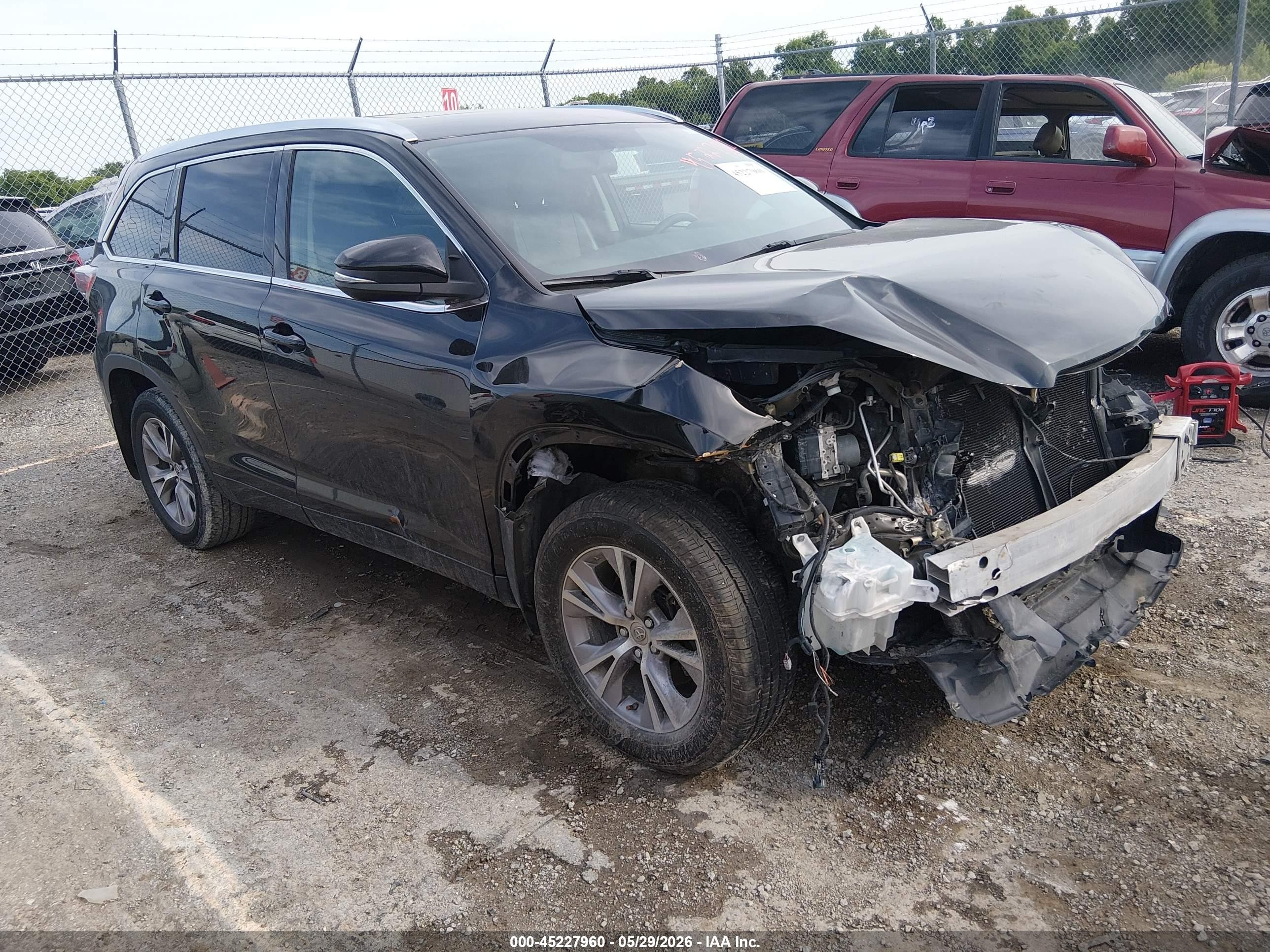 2015 Toyota Highlander XLE, VIN 5TDJKRFHXFS150140 — Front end