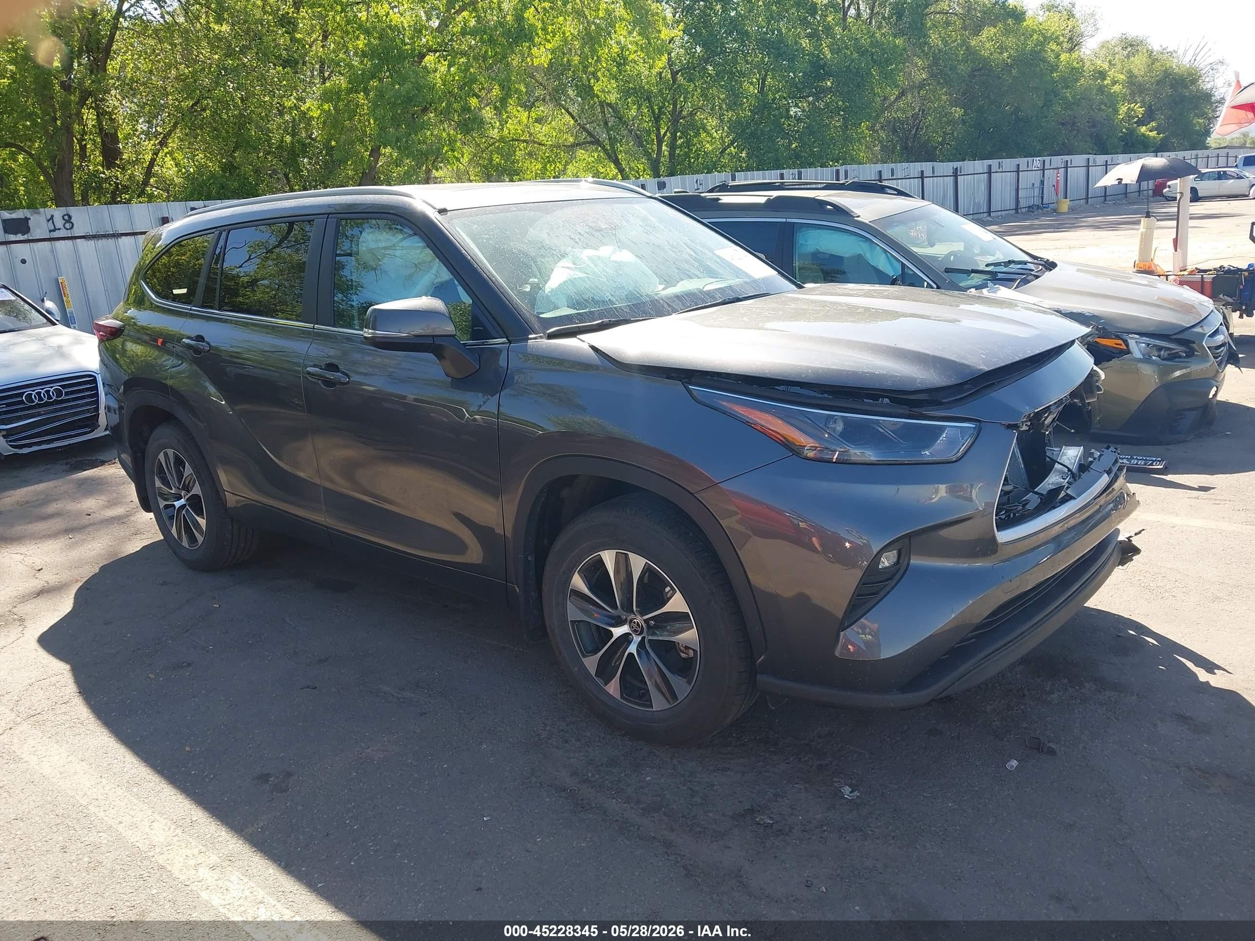 2025 Toyota Highlander LE, VIN 5TDKDRBH1SS588656 — Перед