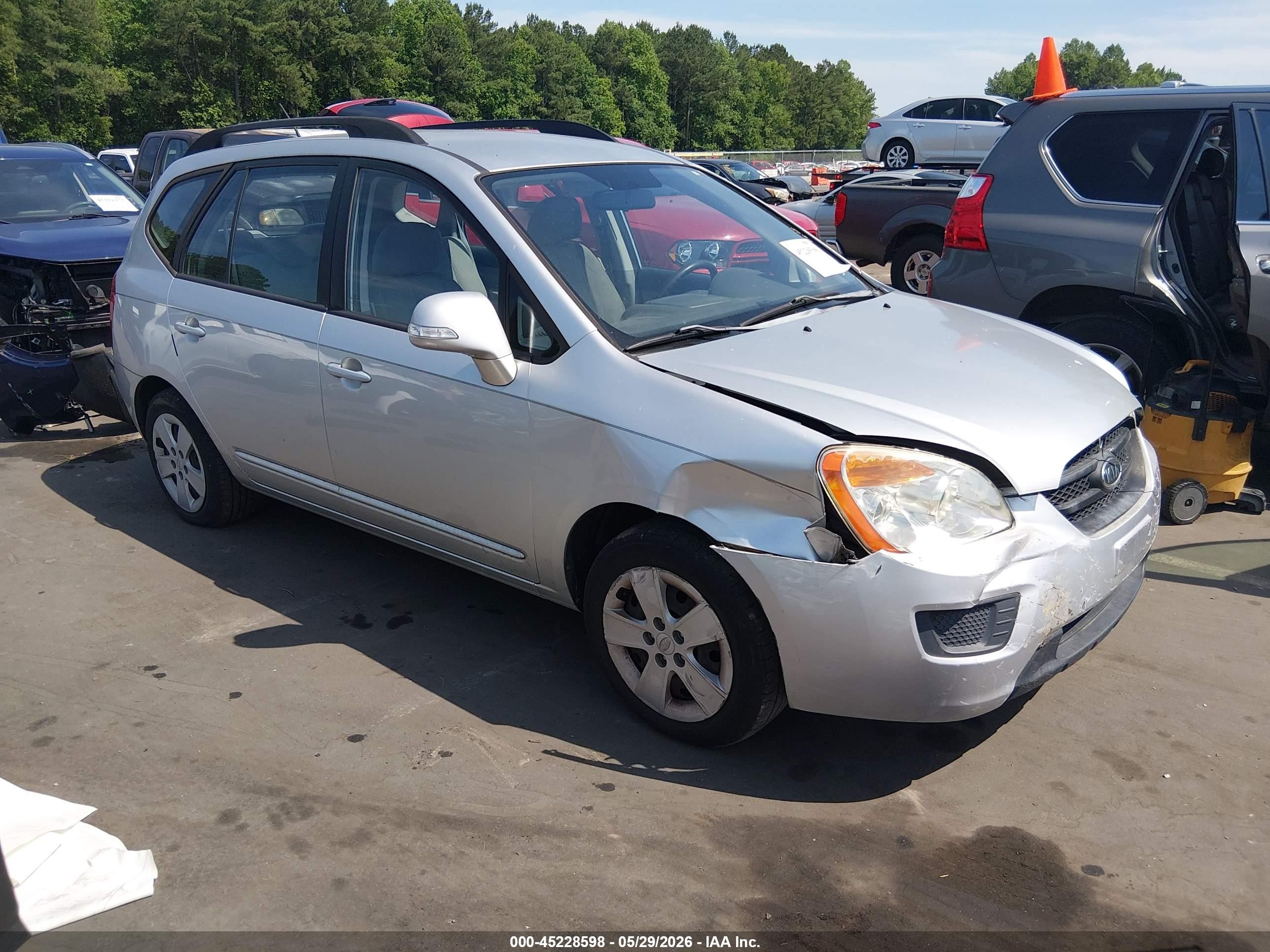 2010 Kia Rondo LX, VIN KNAHG8C88A7300440 — Front end