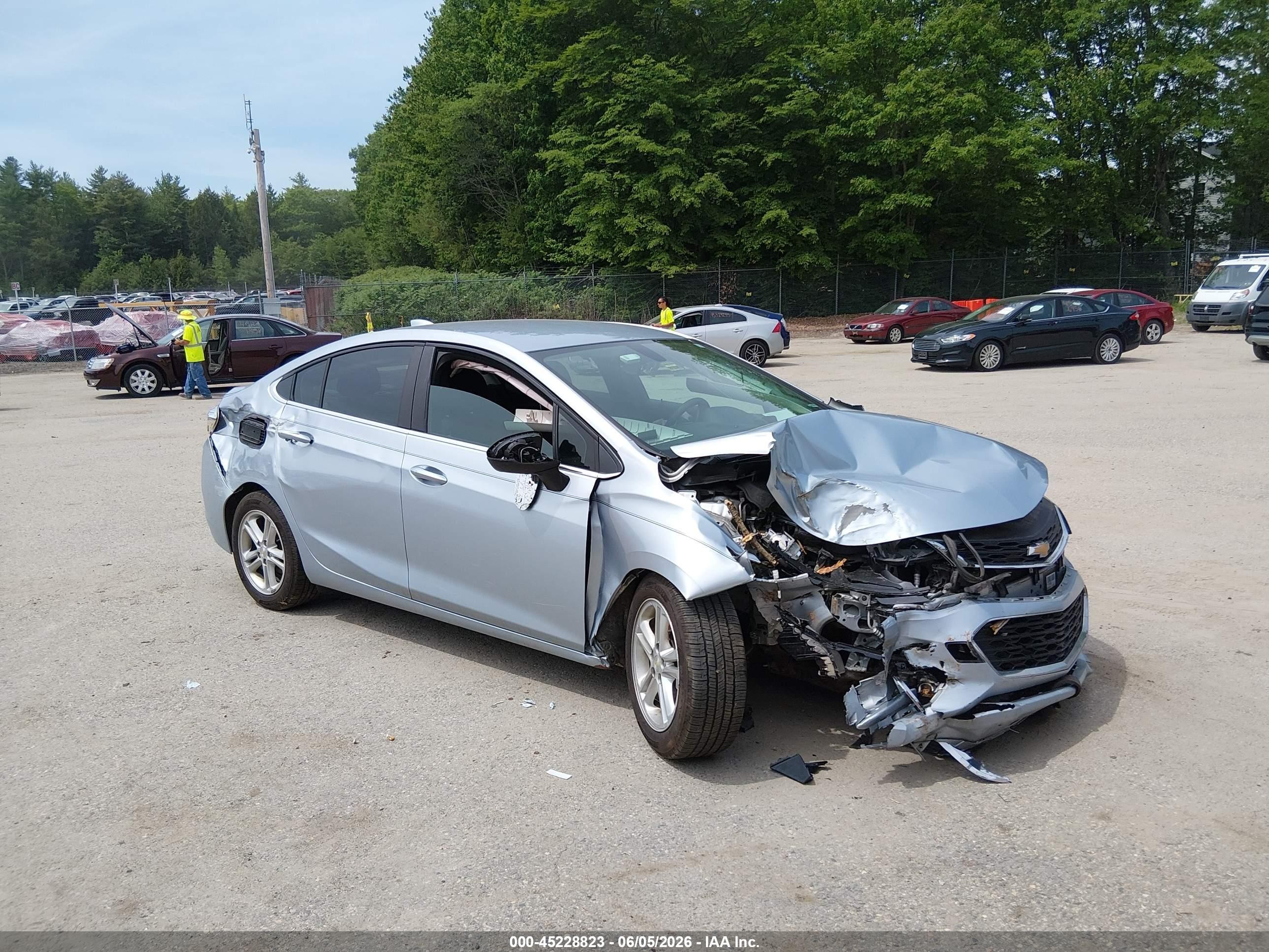 2017 Chevrolet Cruze LT, VIN 1G1BE5SM2H7119154 — Перед