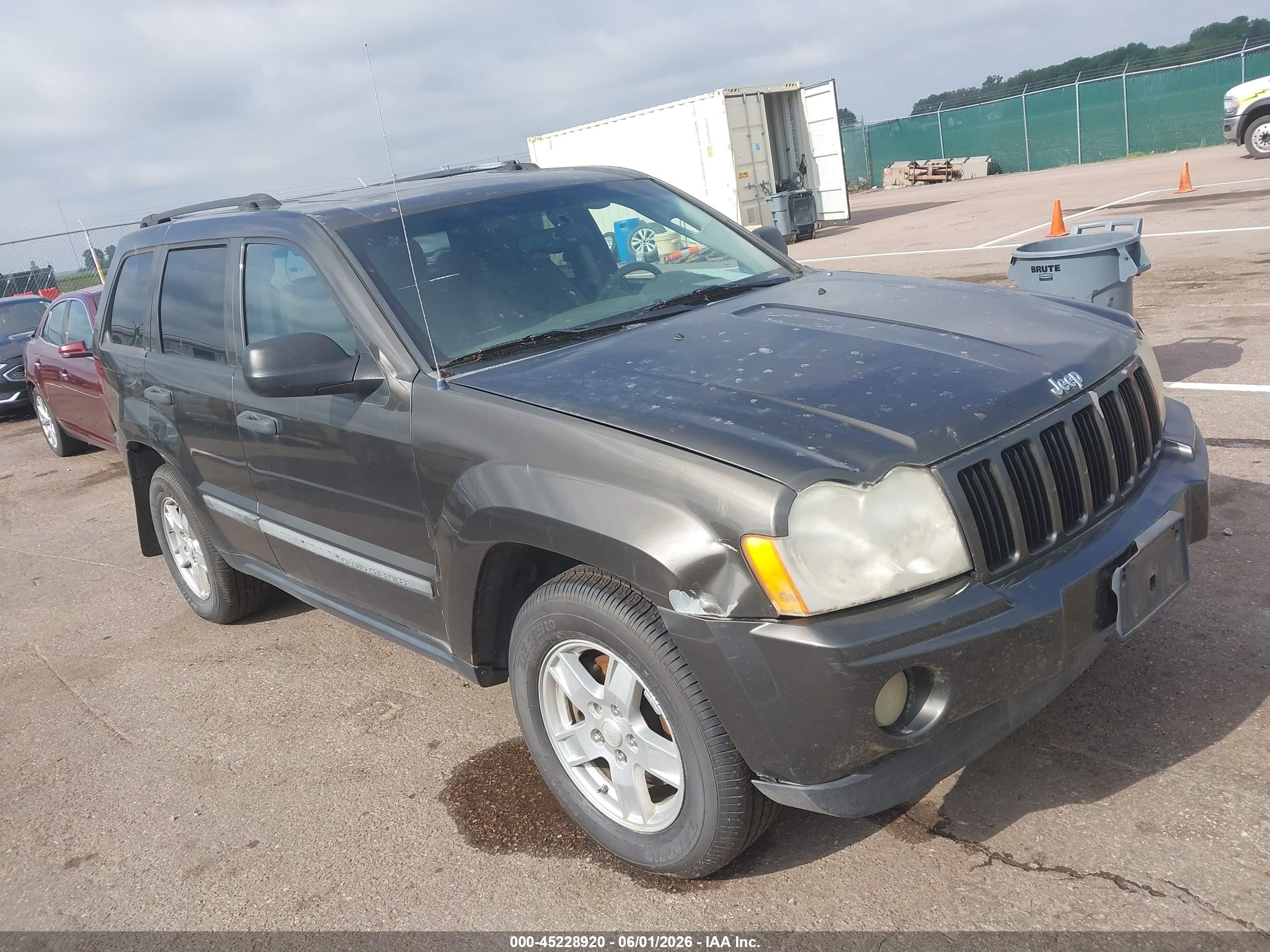2006 Jeep Grand Cherokee Laredo, VIN 1J4HR48NX6C236513 — Normal wear