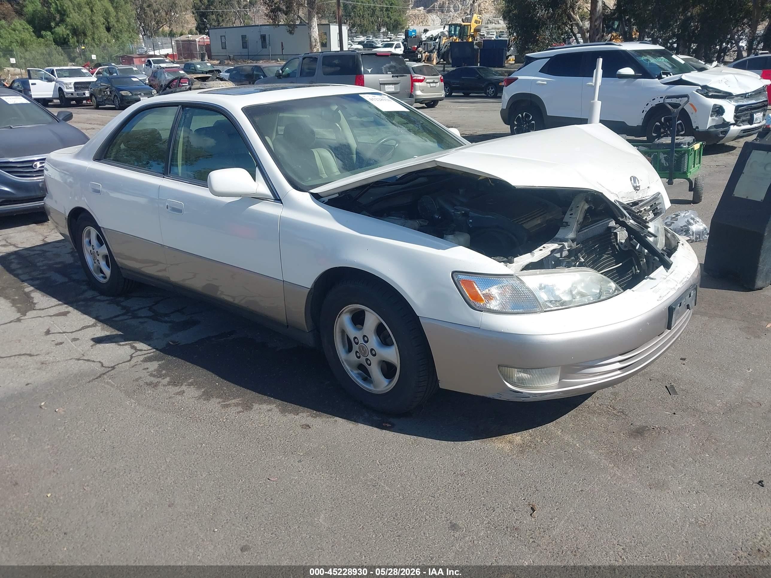 1999 Lexus ES 300, VIN JT8BF28G8X0198369 — Перед
