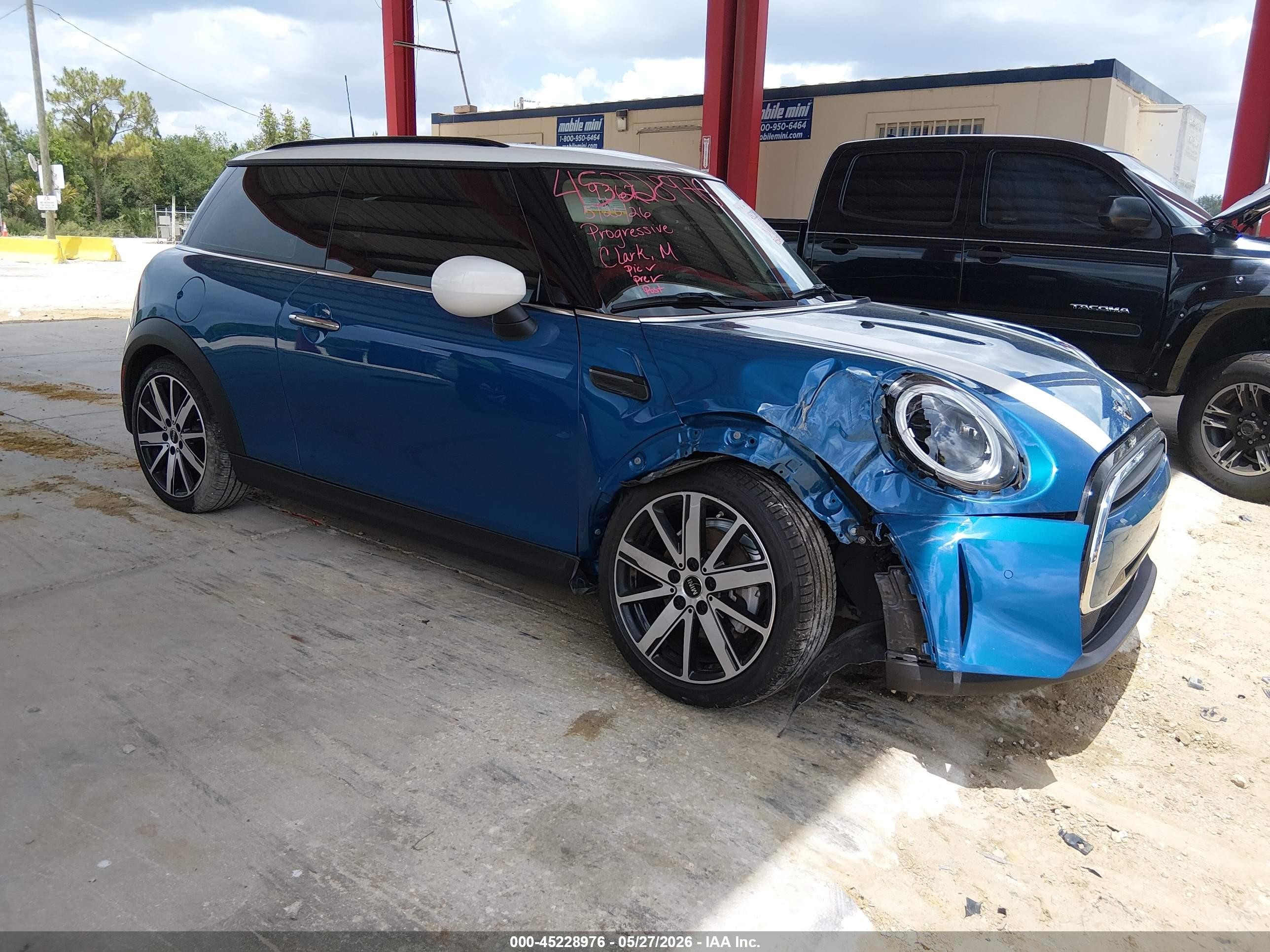 2022 MINI Hardtop Cooper, VIN WMW33DH09N2P89371 — Перед
