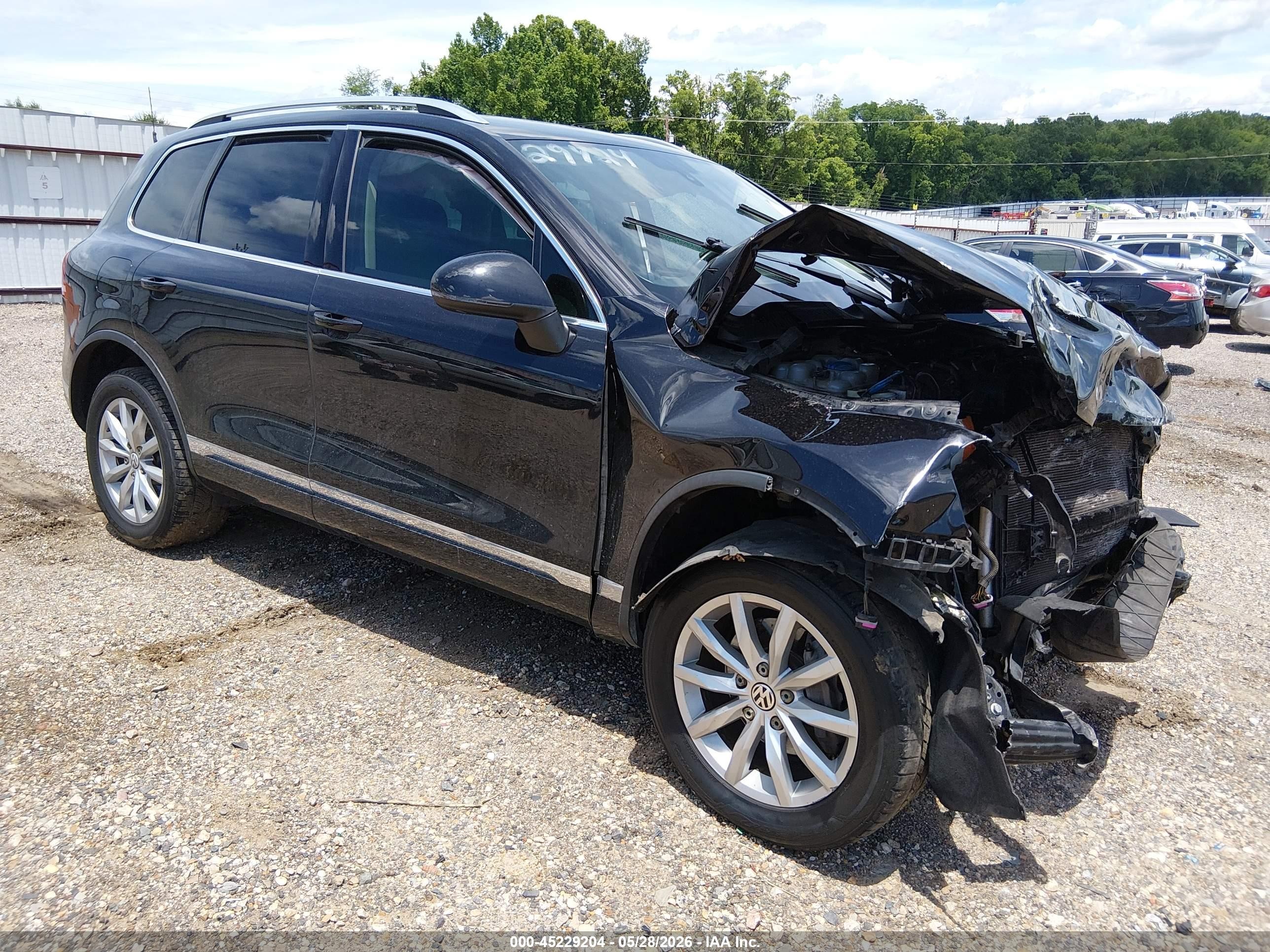 2015 Volkswagen Touareg Lux, VIN WVGEF9BPXFD006615 — Front end