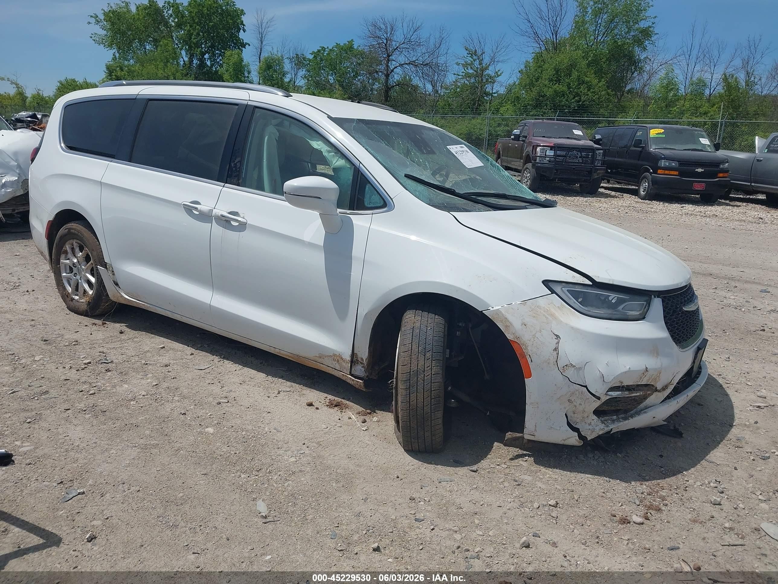 2021 Chrysler Pacifica Touring L, VIN 2C4RC1BG6MR598234 — Side