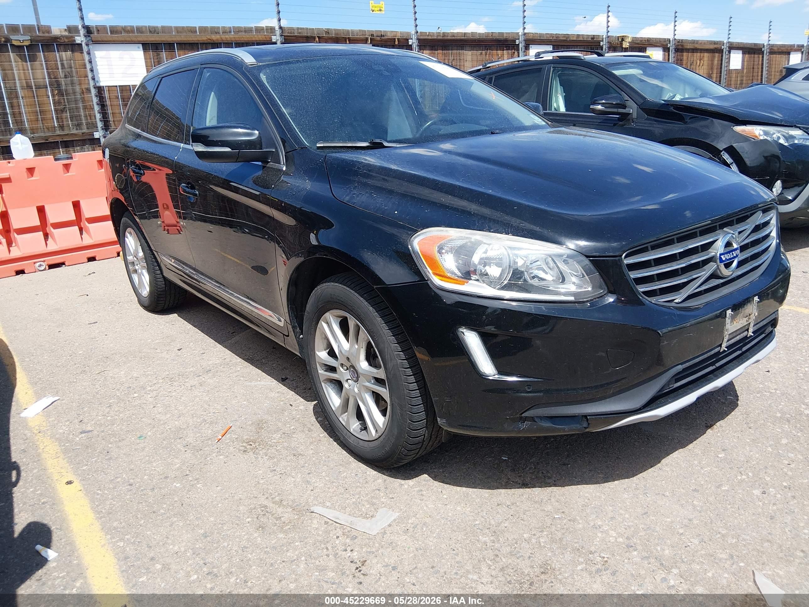 2016 Volvo XC60 T5 Premier, VIN YV4612RKXG2837681 — Бок
