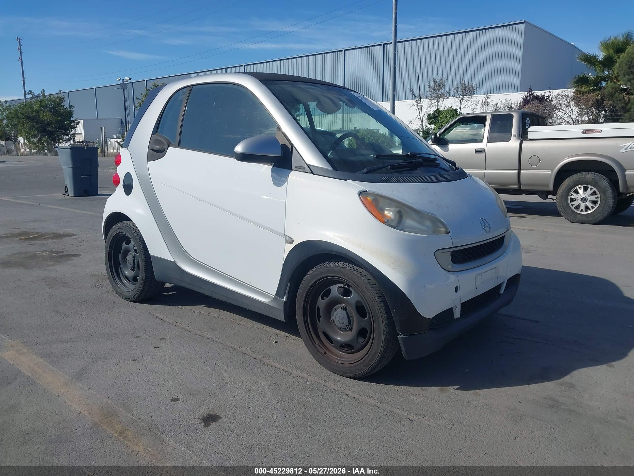 2010 Smart fortwo Pure, VIN WMEEJ3BA8AK418484 — Front end