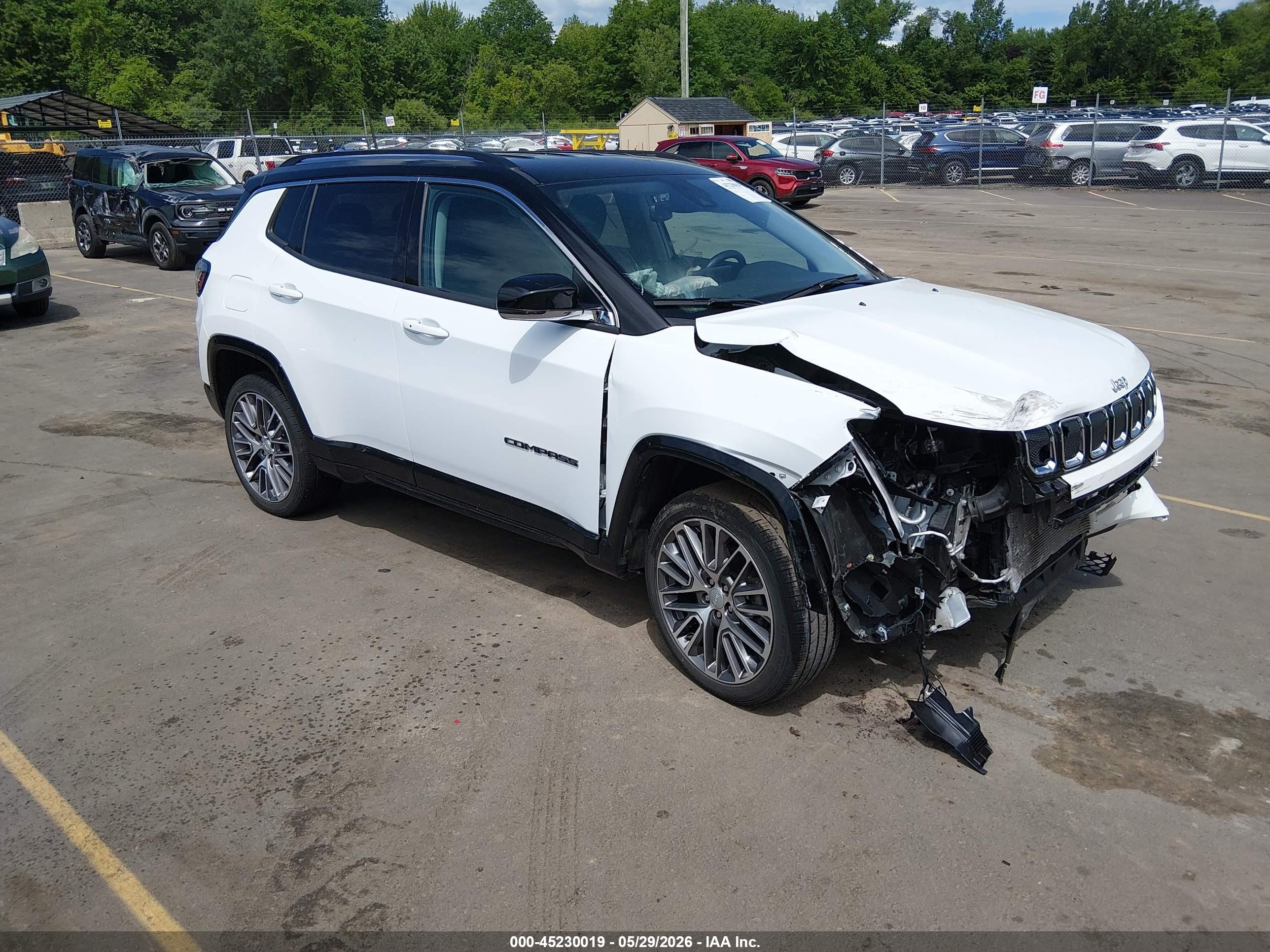 2022 Jeep Compass Limited, VIN 3C4NJDCB5NT126596 — Front end