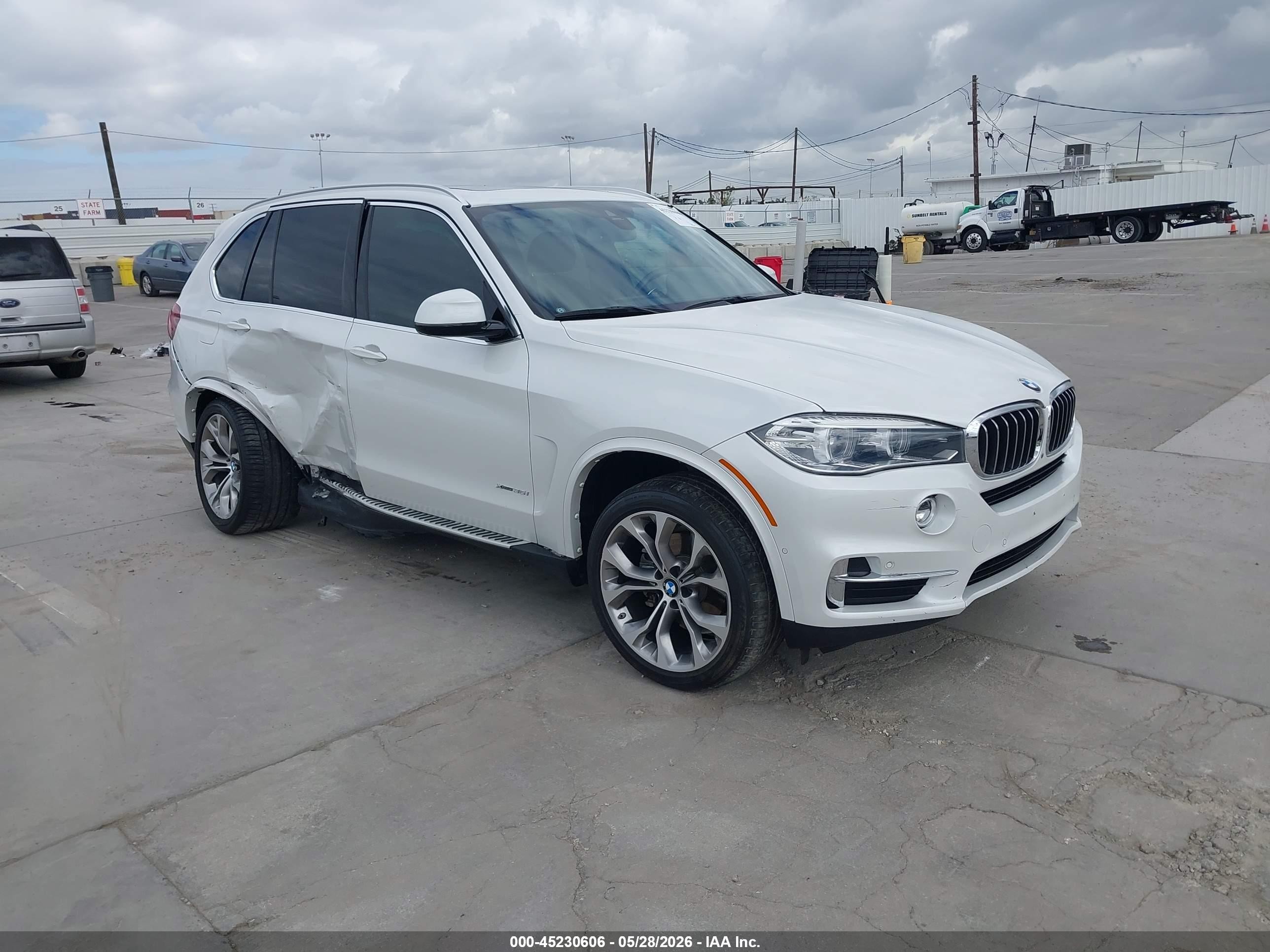 2018 BMW X5 xDrive35i, VIN 5UXKR0C55J0X99070 — Side