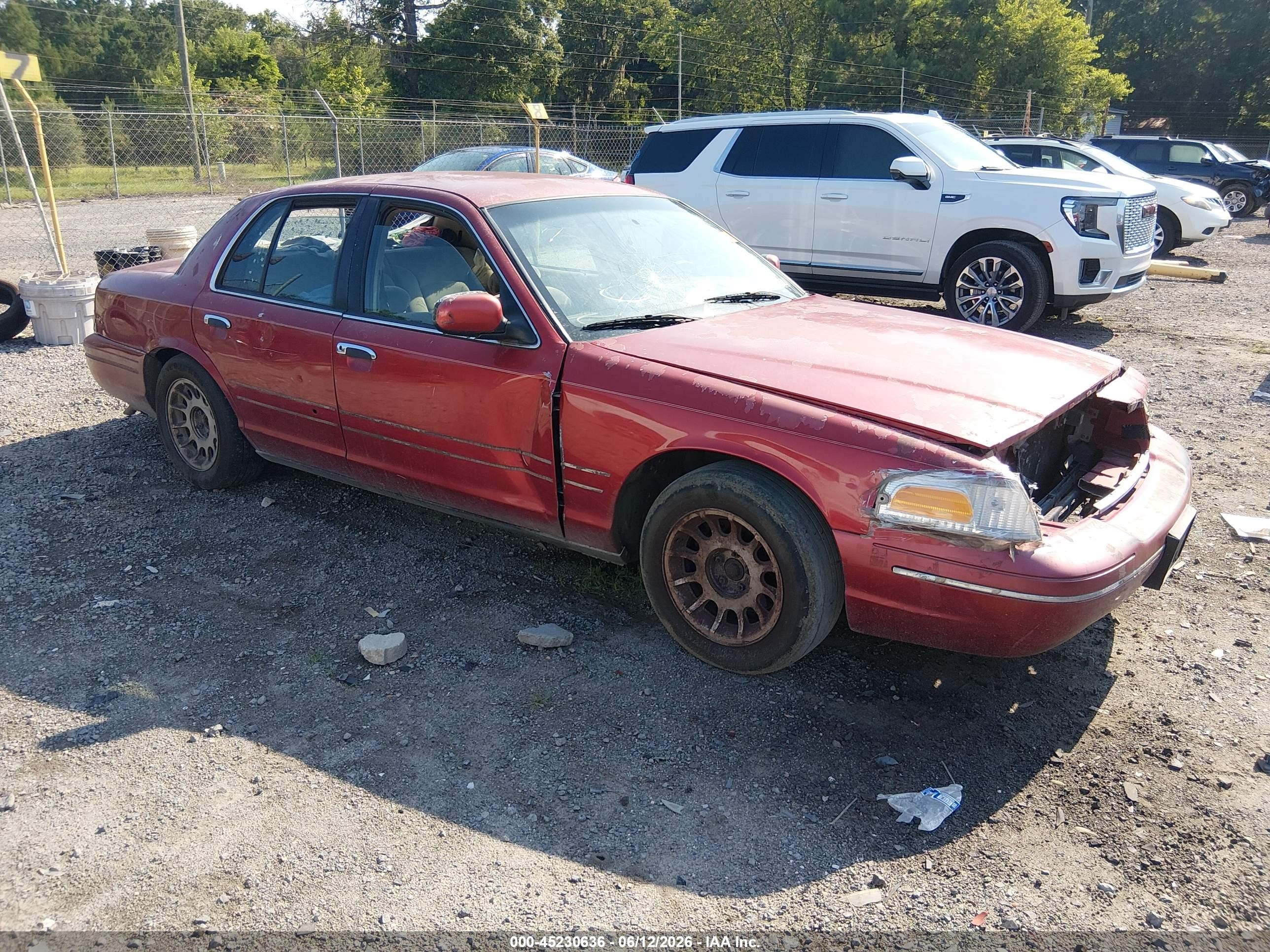 1999 Ford Crown Victoria LX, VIN 2FAFP74W8XX241402 — Front end