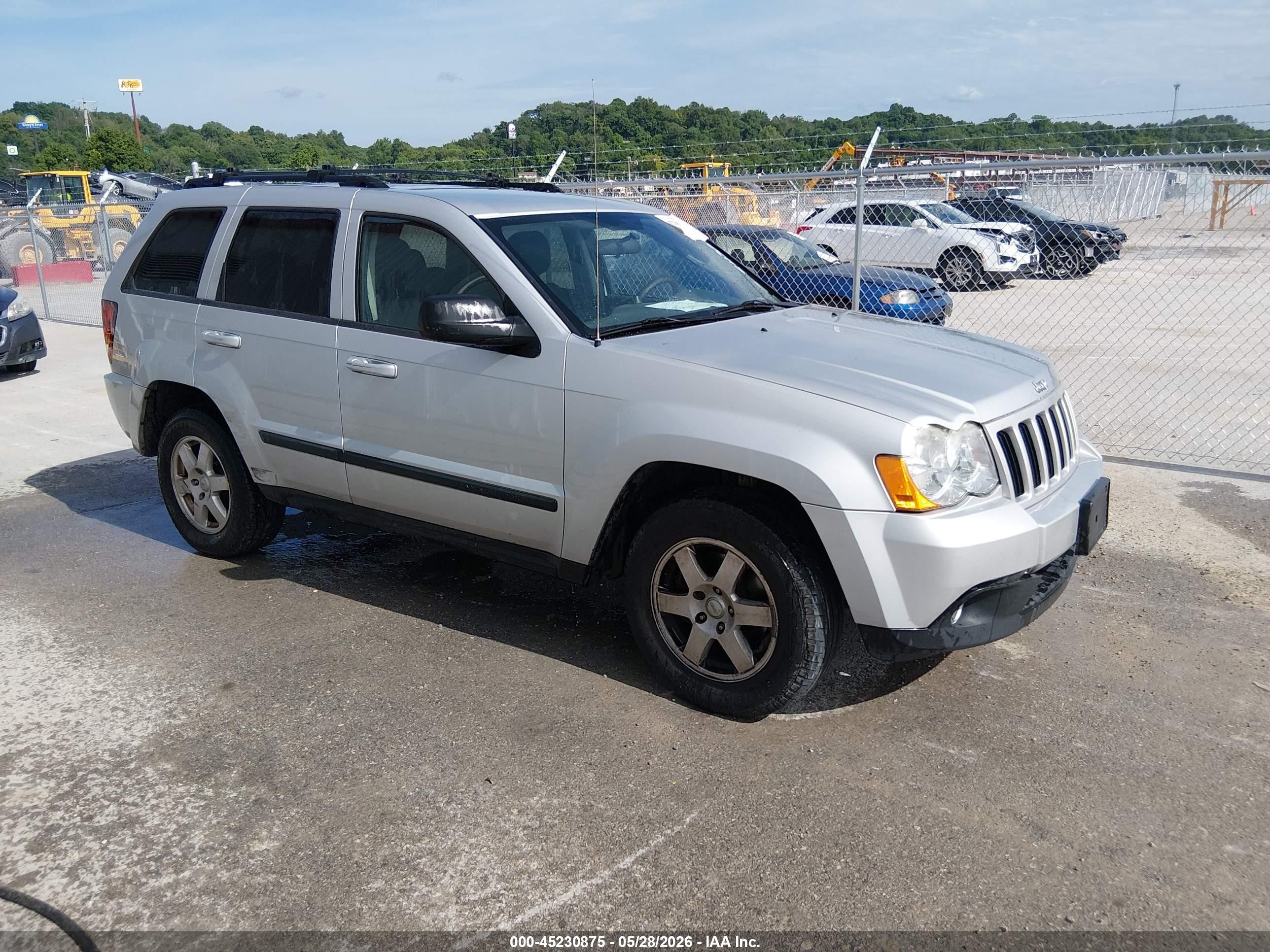 2009 Jeep Grand Cherokee Laredo, VIN 1J8GR48K09C511309 — Front end